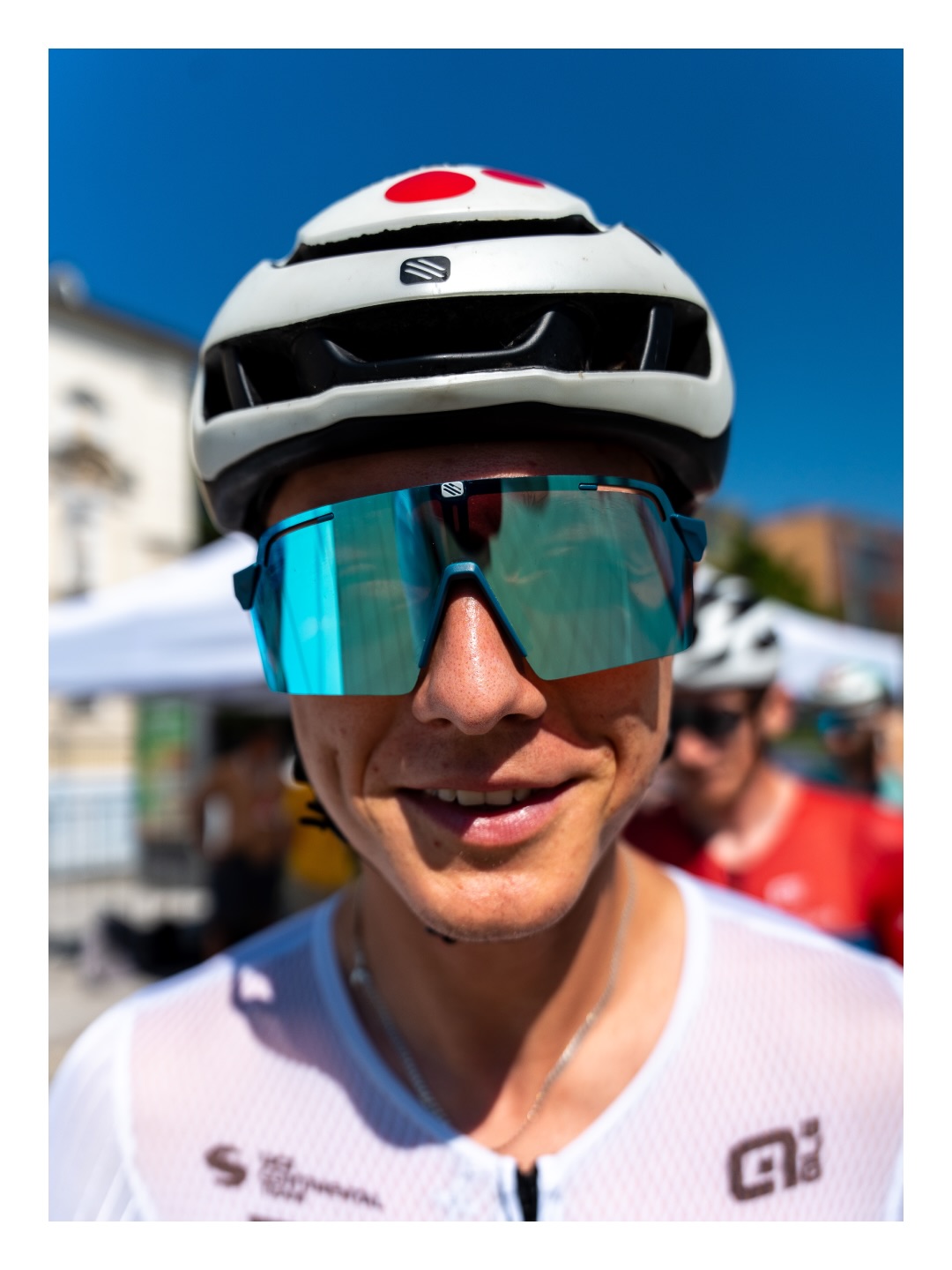 🇸🇮 The hardest so far 👀
The queen stage went pretty much as we all expected; the peloton was blown to pieces by Red Bull-BORA-hansgrohe on the Vršič. It’s no coincidence they are here with their Tour squad.
From our side, Tomáš was the strongest again, arriving in the first 30 riders, a bit more than 6 minutes down on the stage winner.
One more to go! It won’t be easy, even though there are no big climbs this time.
-
😮💨 Kemény napon vagyunk túl. Ahogy azt előre sejteni lehetett, a Red Bull atomjaira szedte a mezőnyt a Vršičen, ami nem is meglepő, hiszen a Tour de France csapatukkal vannak itt 🫠
Tőlünk a legjobb megint Tomáš volt, aki a 30. hely körül, 6 perccel a győztes mögött érkezett végül.
Utolsó szakasz ma, valószínűleg ez sem lesz könnyű, de készen állunk!
📸 @lapajhu
#tus_riders #TeamUnitedShipping