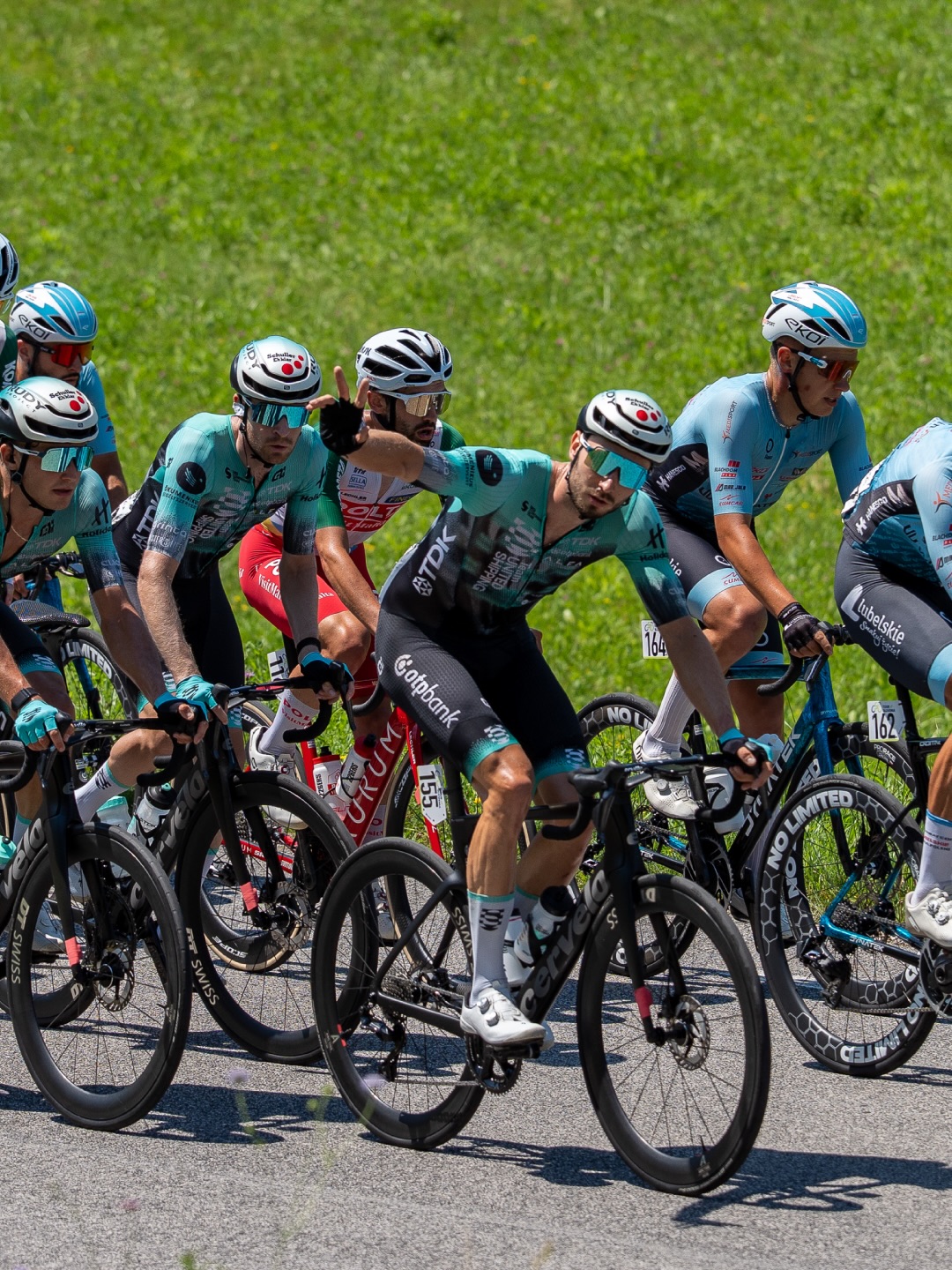 🇸🇮🇷🇸
With Veljko in the day’s breakaway, we are saying goodbye to Slovenia!
Our best-placed rider was Tomáš again, eventually finishing 21st on GC—and, by the way, the best-placed rider among all continental teams.
We had a super hard but fruitful five stages here, wearing the youth and KOM jerseys for days, and being the absolute breakaway kings of this race. Our next task will be the nationals 👀
Report is already online!
-
Utolsó nap Szlovéniában, most Veljkoval a nap nagy szökésében 👀 A szakasz végén és összetettben is Tomáš volt a legeredményesebb tőlünk, végül a 21. helyen zárt az öt szakasz után. Nem mellesleg ezzel ő lett a legjobb versenyző, aki “csak” kontinentális sorban teker 🫡
Kemény, de hasznos és sikeres napok voltak ezek. Több trikó is nálunk volt napokig, és minden egyes szakaszon volt TUS-os az elmenésben.
Nincs megállás, jövő héten jönnek az országos bajnokságok, nagyon szeretnénk átmenteni ezt a formát! 👊🏻
Beszámolónk már online!
📸 @lapajhu
#tus_riders #TeamUnitedShipping