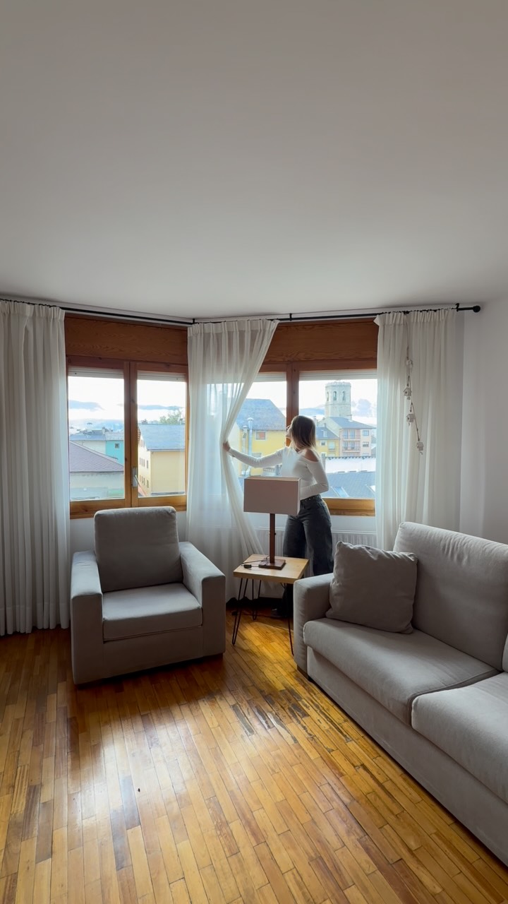 ✨ Lluminós pis al centre de Puigcerdà✨
🏡 Gaudeix d’una ubicació immillorable, amb tots els serveis a tocar i agradables vistes a la Tosa.
• Ampli saló-menjador amb grans finestrals i sortida al balcó
• Cuina independent amb zona office i safareig
• 4 habitacions (2 dobles i 2 individuals)
• 2 banys complets
• Plaça d’aparcament i traster inclosos
✨Un habitatge ampli, lluminós i perfecte per viure al centre de la Cerdanya.✨