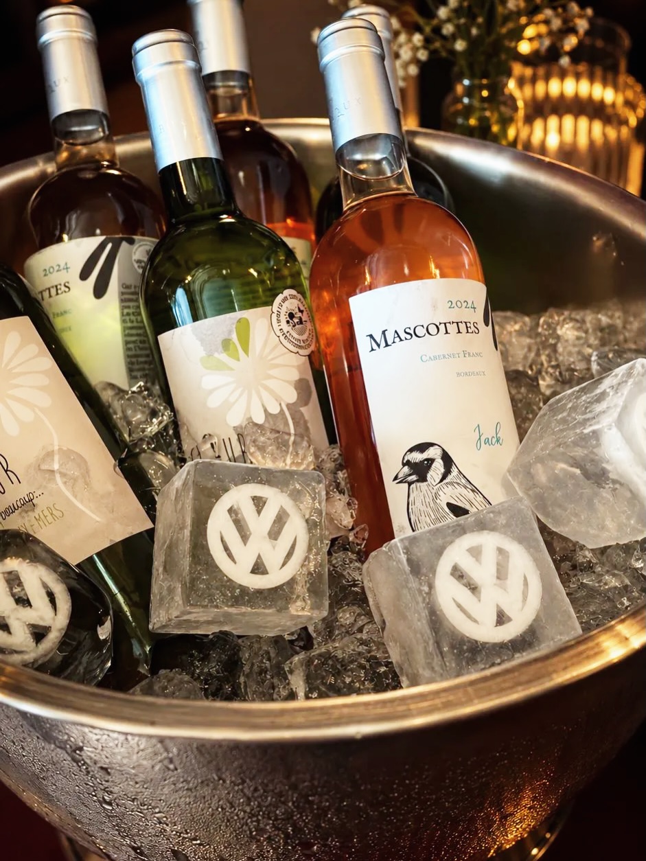 Fresh drinks. Cool details. 🧊
Des boissons bien fraîches et des glaçons personnalisés 🍹
#openbar #eventparis #freshdrink #eventcatering #traiteurparis