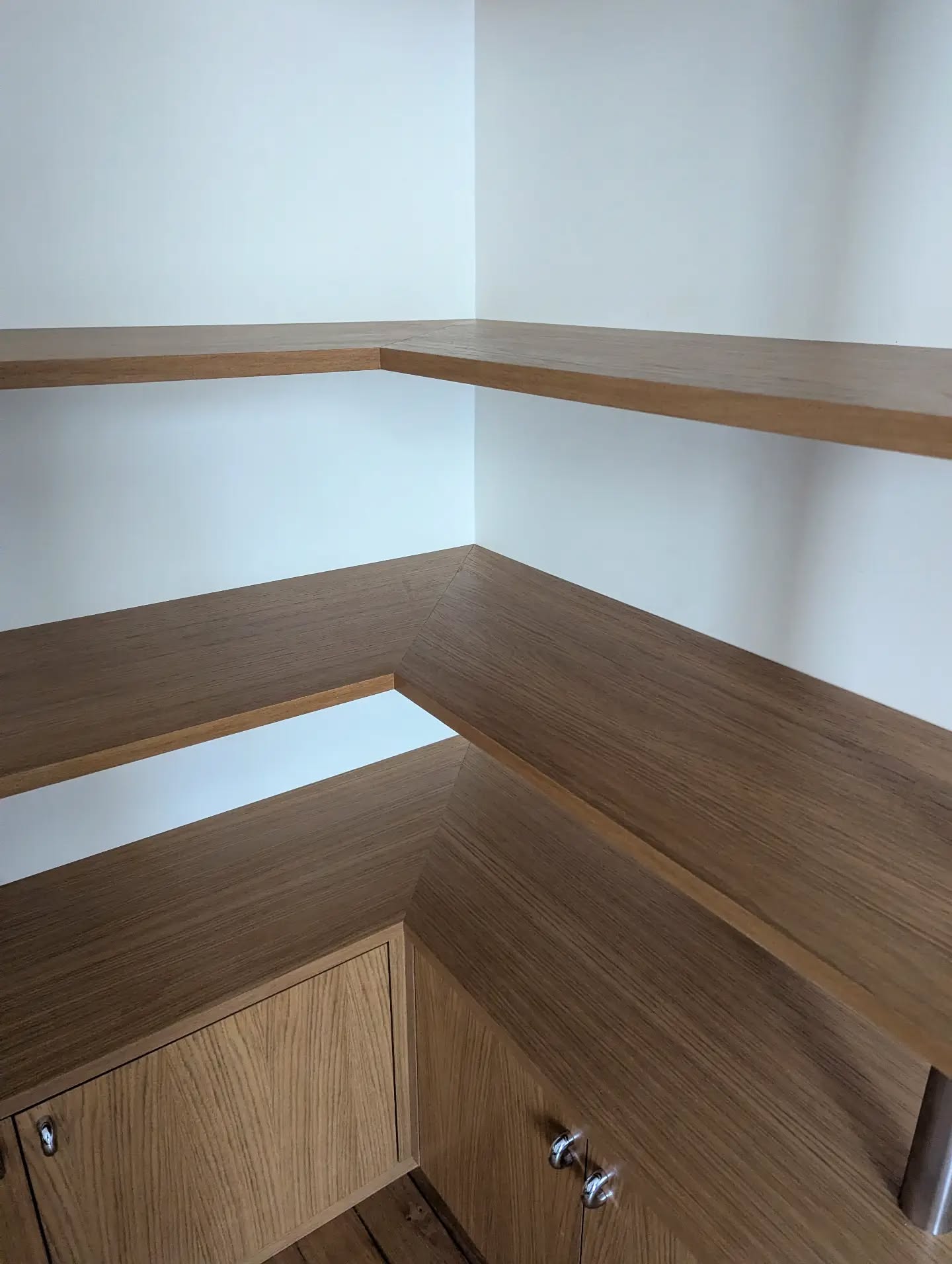 Juillet 2026
Réalisation d'une bibliothèque d'angle sur mesure
Matériaux : Panneau Latté Chêne, vernis chêne doré et tubes acier Inox polis à la main
Fabriquée et installée en région parisienne
#ebenisterie #menuiserie #menuiseriesurmesure #menuisier #mobilierdesign
