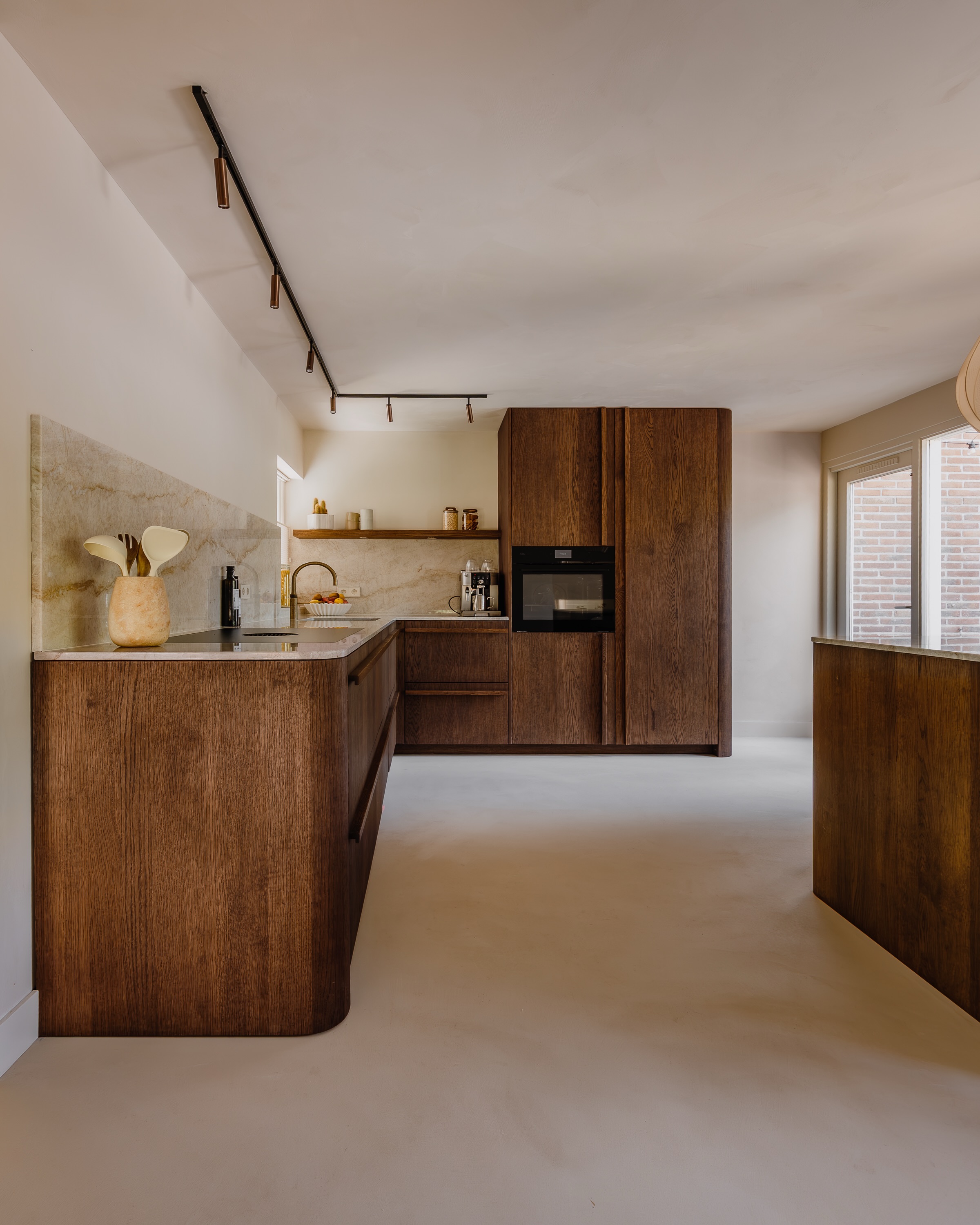 Project Schagen
Rust, natuurlijke materialen en verfijnde details komen samen in deze maatwerkkeuken. De combinatie van eiken fineer en massief natuursteen zorgt voor een warme, tijdloze uitstraling die naadloos aansluit op de rest van het interieur. Ook de bartafel is uitgevoerd in hetzelfde materiaal, waardoor rust en eenheid ontstaan.
Deze prachtige keuken is gerealiseerd door @skeikeukens en maakt onderdeel uit van de complete renovatie van deze split-levelwoning.
Foto’s door @adelinefotografie
#interieurontwerp #interiordesign #keukenontwerp #kitchendesign #japandiinterieur