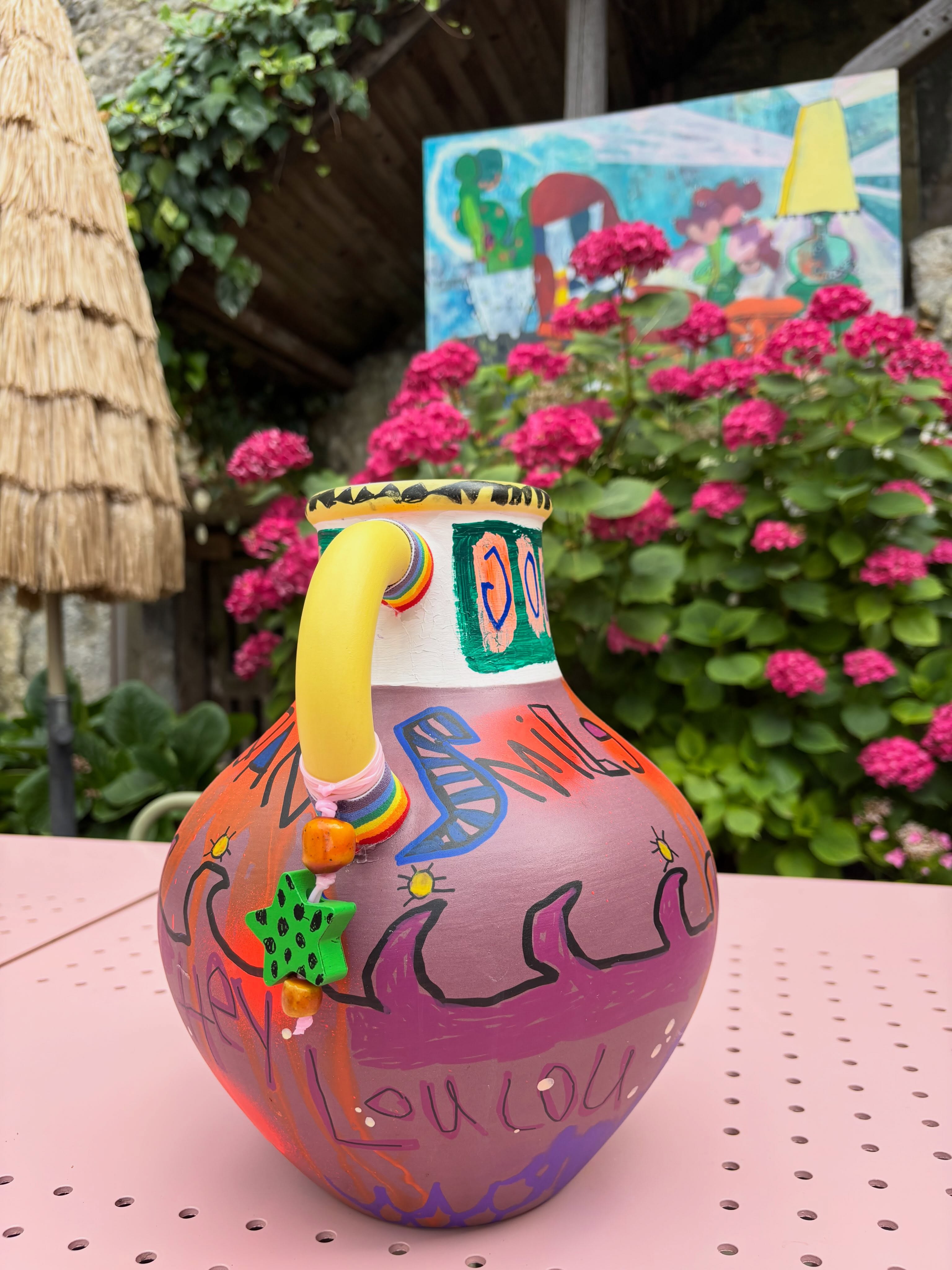 OBJETS MESSAGERS
Cet été, j’ai eu envie de créer des objets qui soient à mi-chemin entre artistique, décoratif et utilitaire.
Des objets qui réveillent.
Qui donnent de l’élan.
Qui rappellent qu’on peut choisir la couleur, le jeu, l’audace.
Alors ce que j’avais chiné, je l’ai peint, rempli de mots et de signes, je l’ai bombé, investi complètement !
Les matières portent les traces du temps.
Les couleurs et les symboliques viennent bousculer tout le reste.
Chaque pièce devient un petit manifeste de joie. Très Summer Spirit qui plus est 😉
Une première série est en train de voir le jour.
Si l’une de ces créations vous appelle, elle est disponible.
—
👁️ Œuvre
Céramique ´Esprit Océan’
Disponible on DM