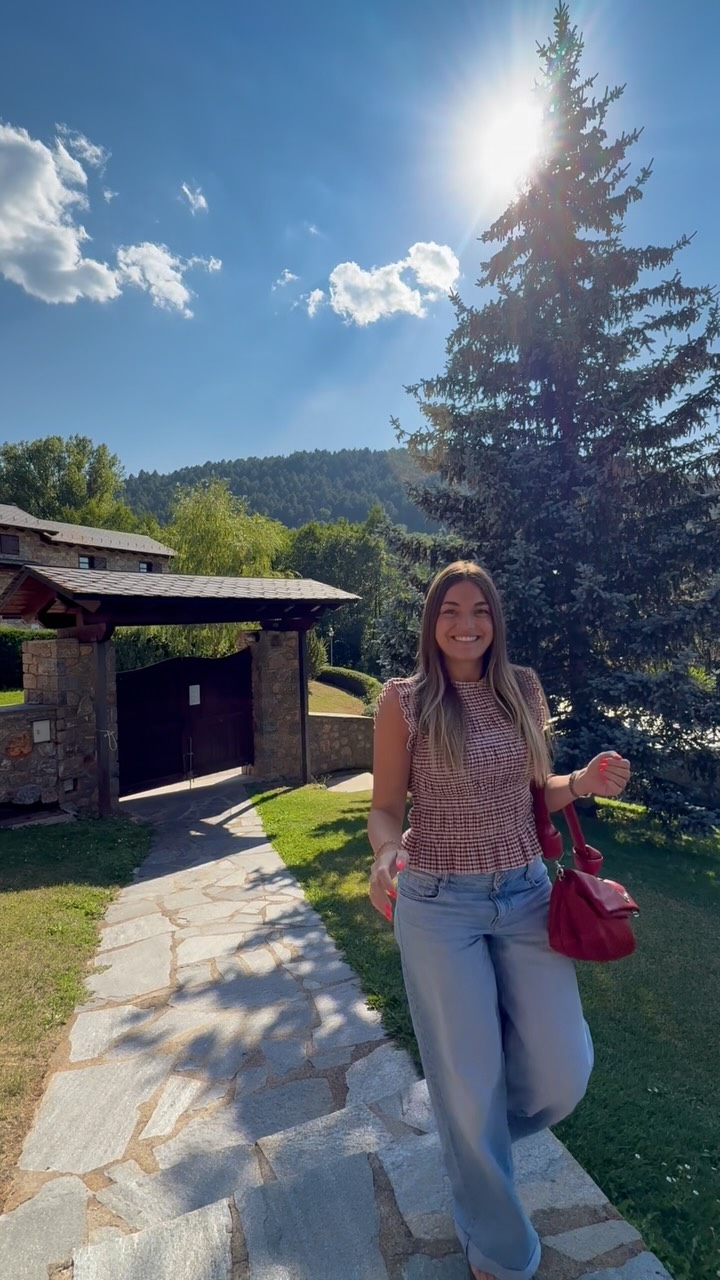 ✨ Casa adossada cantonera
🏡 Si busques tranquil·litat, natura i espais per gaudir en família, aquesta casa és per a tu.
• Saló-menjador amb llar de foc i sortida a una terrassa privada.
• Accés directe a un ampli jardí comunitari amb agradables vistes a la muntanya.
• Cuina office àmplia i funcional.
•3 habitacions + altell polivalent.
• 2 banys.
• Plaça d’aparcament inclosa.
#cerdanya #immobiliària #realstate