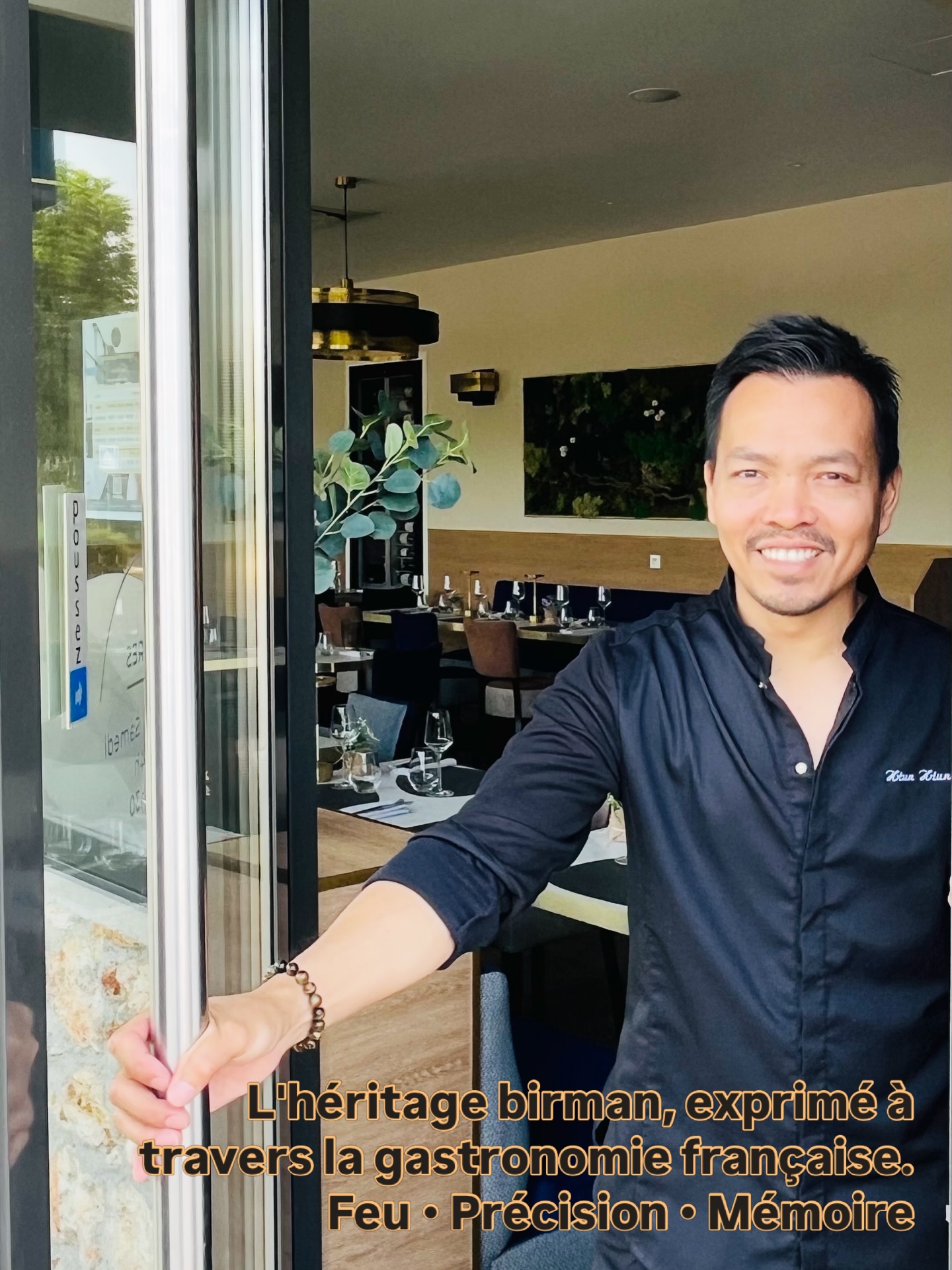 Découvrez notre Chef
Chef Htun Htun
« Mes plats sont mes histoires. »
L'’éritage birman, exprimé à travers la gastronomie française.
Feu • Précision • Mémoire
Chaque chef possède une signature. Celle du Chef Htun Htun est avant tout une histoire.
Originaire du Myanmar (Birmanie), le Chef Htun Htun consacre depuis plus de quinze ans sa vie à la haute gastronomie. Son parcours l'’ conduit dans des restaurants prestigieux et des hôtels de luxe à travers plusieurs pays, où il a forgé une cuisine exigeante, élégante et profondément personnelle.
Reconnu parmi les chefs les plus talentueux de son pays, il développe aujourd'’ui en France une identité culinaire unique, où la rigueur de la gastronomie française rencontre la richesse des saveurs birmanes. Plus qu'’ne simple fusion, sa cuisine est un dialogue entre deux cultures, où chaque assiette raconte un souvenir, une émotion ou un voyage.
Pour le Chef Htun Htun, cuisiner, c'’st transmettre une histoire. Une enfance au bord des rivières du Myanmar, les parfums des marchés, les recettes familiales, les rencontres et les expériences acquises au fil des années prennent vie dans chacune de ses créations.
Son travail s'’ppuie sur le respect absolu du produit, la saisonnalité et la précision du geste. Chaque menu est imaginé avec exigence, afin d'’ffrir un équilibre parfait entre technique, créativité et émotion.
Aujourd'’ui, en tant que Chef de Cuisine du restaurant Le 10 Vins, il signe une cuisine gastronomique contemporaine, délicate et sincère. En harmonie avec la philosophie de la maison et les accords mets et vins imaginés par Julien Terrier, il invite chaque convive à vivre une véritable expérience sensorielle.
Car pour lui, un grand plat ne se résume pas à une recette.
C'’st une émotion, un souvenir… une histoire que l'’n partage autour d’une table.
.
#chanteloupenbrie #chef #gastronomiefrancaise #parisrestaurant #luxurydining