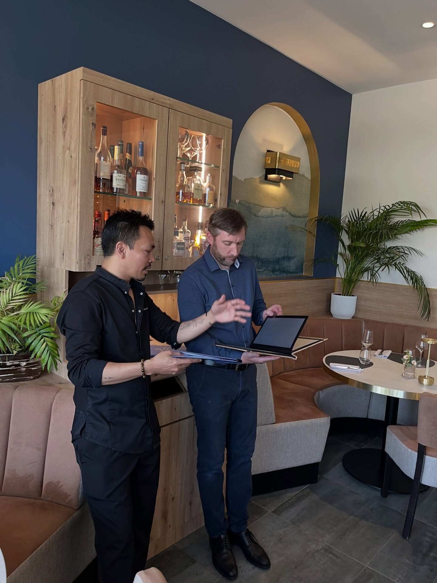 Derrière chaque grande expérience gastronomique, deux passions ne font qu’une.
Pendant la fermeture estivale du 10 Vins, la passion, elle, continue de s’exprimer.
En cuisine, le Chef Htun Htun imagine, goûte et affine de nouvelles créations inspirées des plus beaux produits de saison.
À ses côtés, Julien Terrier, fondateur et sommelier, déguste, sélectionne et recherche les vins qui révéleront toute la personnalité de chaque plat.
Chaque menu naît d’un dialogue.
Chaque accord est pensé avec précision.
Chaque détail est travaillé avec exigence.
À notre retour, nous ne rouvrirons pas simplement les portes du restaurant. Nous vous inviterons à découvrir un nouveau voyage gastronomique, où la cuisine et le vin s’unissent dans une parfaite harmonie.
Nous avons hâte de vous retrouver pour partager avec vous cette nouvelle saison.
Le 10 Vins
Là où la gastronomie rencontre l’art du vin.
.
#chanteloupenbrie #gastronomiefrancaise #gastronomy #parisrestaurant #luxurydining