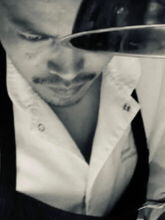 Découvrez notre Chef
Chef Htun Htun
« Mes plats sont mes histoires. »
L'’éritage birman, exprimé à travers la gastronomie française.
Feu • Précision • Mémoire
Chaque chef possède une signature. Celle du Chef Htun Htun est avant tout une histoire.
Originaire du Myanmar (Birmanie), le Chef Htun Htun consacre depuis plus de quinze ans sa vie à la haute gastronomie. Son parcours l'’ conduit dans des restaurants prestigieux et des hôtels de luxe à travers plusieurs pays, où il a forgé une cuisine exigeante, élégante et profondément personnelle.
Reconnu parmi les chefs les plus talentueux de son pays, il développe aujourd'’ui en France une identité culinaire unique, où la rigueur de la gastronomie française rencontre la richesse des saveurs birmanes. Plus qu'’ne simple fusion, sa cuisine est un dialogue entre deux cultures, où chaque assiette raconte un souvenir, une émotion ou un voyage.
Pour le Chef Htun Htun, cuisiner, c'’st transmettre une histoire. Une enfance au bord des rivières du Myanmar, les parfums des marchés, les recettes familiales, les rencontres et les expériences acquises au fil des années prennent vie dans chacune de ses créations.
Son travail s'’ppuie sur le respect absolu du produit, la saisonnalité et la précision du geste. Chaque menu est imaginé avec exigence, afin d'’ffrir un équilibre parfait entre technique, créativité et émotion.
Aujourd'’ui, en tant que Chef de Cuisine du restaurant Le 10 Vins, il signe une cuisine gastronomique contemporaine, délicate et sincère. En harmonie avec la philosophie de la maison et les accords mets et vins imaginés par Julien Terrier, il invite chaque convive à vivre une véritable expérience sensorielle.
Car pour lui, un grand plat ne se résume pas à une recette.
C'’st une émotion, un souvenir… une histoire que l'’n partage autour d’une table.
.
#chanteloupenbrie #chef #gastronomiefrancaise #parisrestaurant #luxurydining