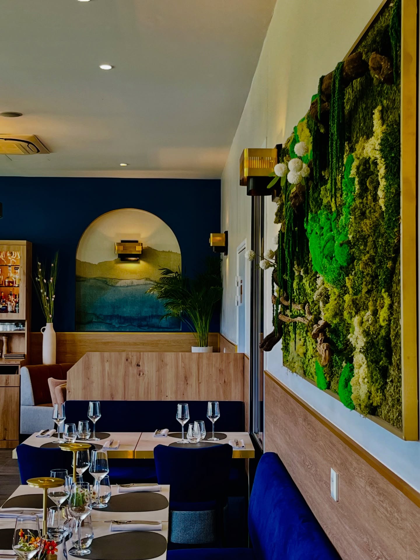 Chaque table raconte une atmosphère… Laquelle choisirez-vous pour votre prochaine expérience au 10 Vins ? » 🍷
.
#chanteloupenbrie #gastronomiefrancaise #parisrestaurant #gastronomia #luxurydining