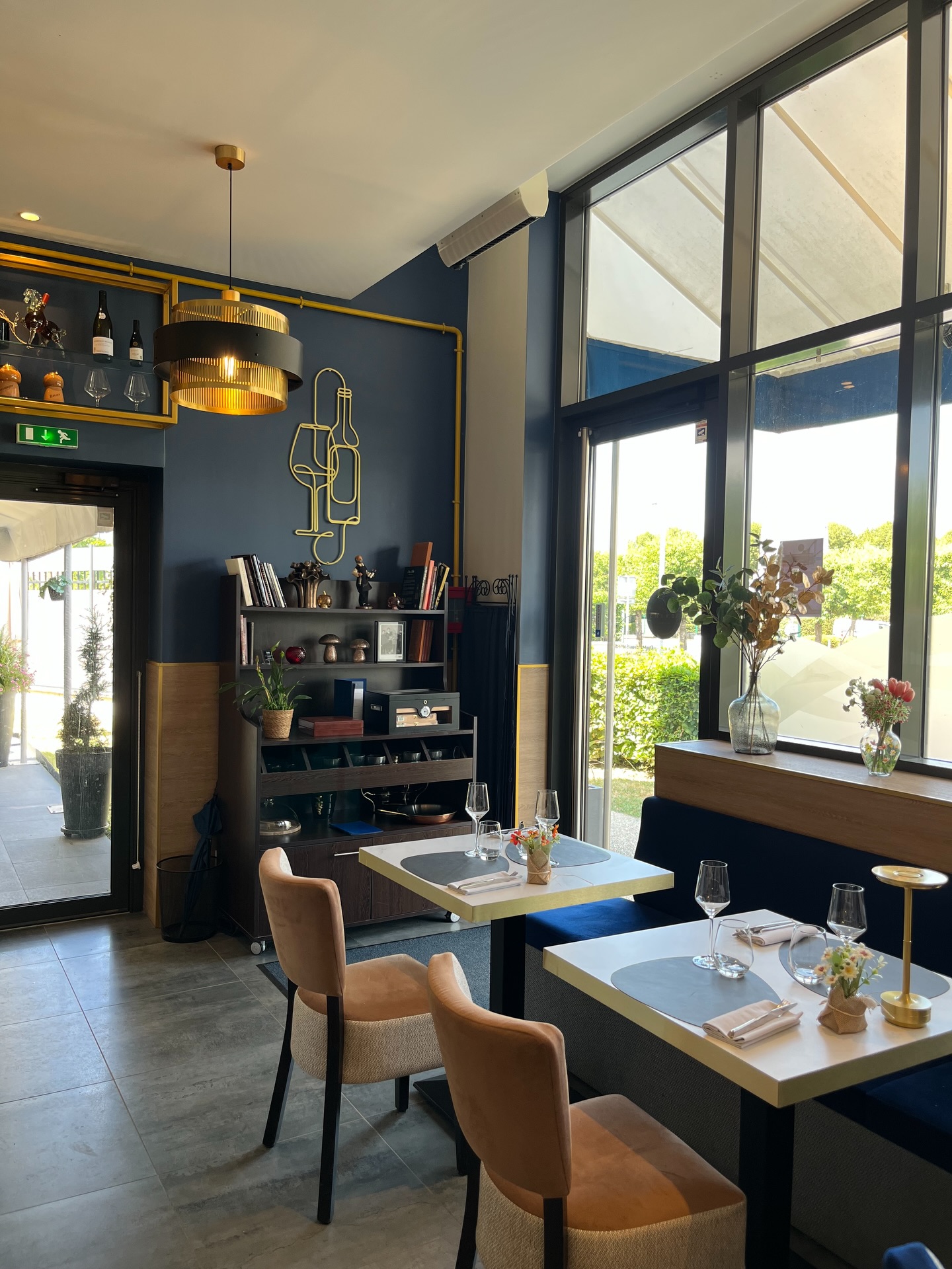 Chaque table raconte une atmosphère… Laquelle choisirez-vous pour votre prochaine expérience au 10 Vins ? » 🍷
.
#chanteloupenbrie #gastronomiefrancaise #parisrestaurant #gastronomia #luxurydining
