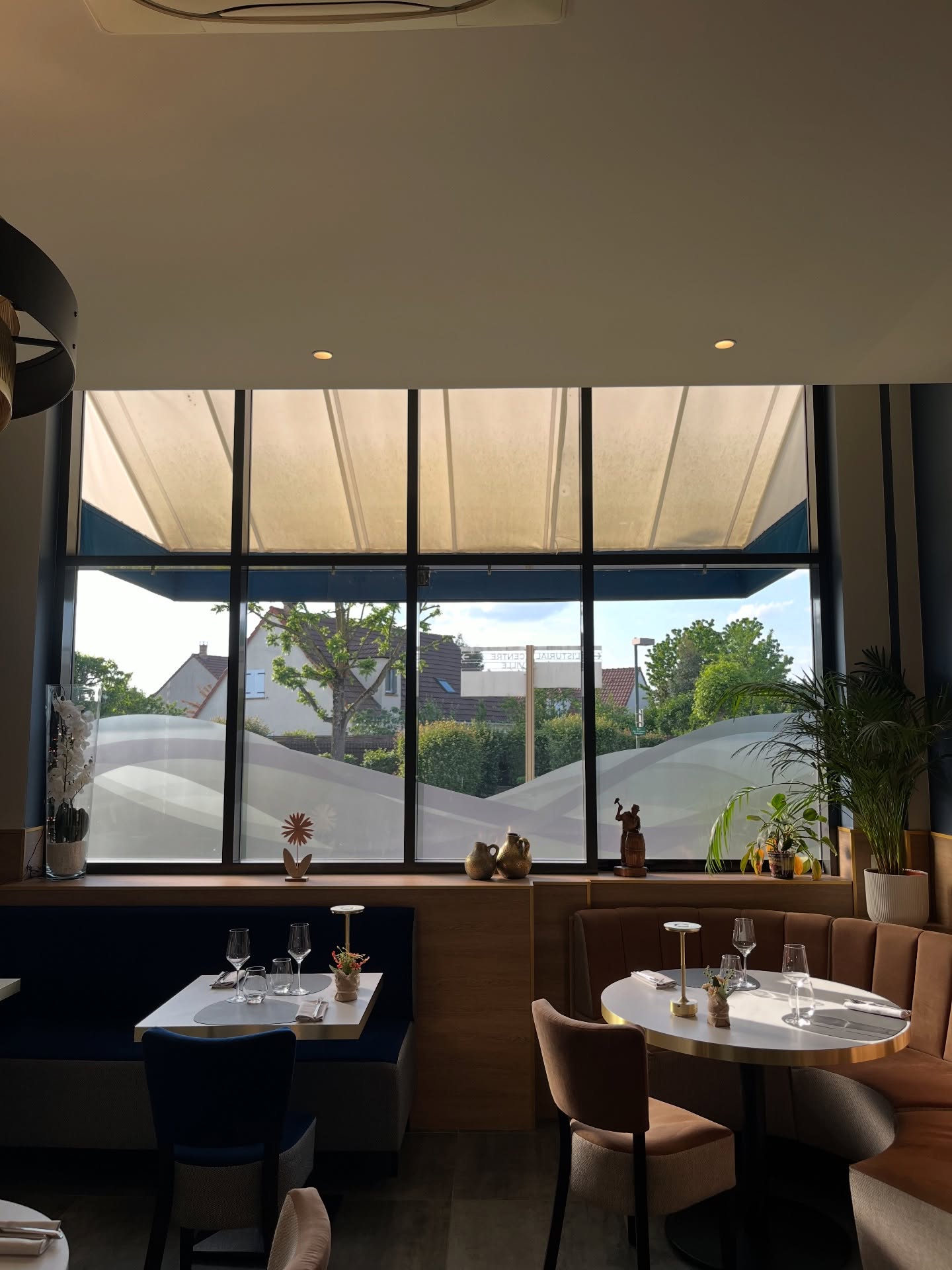 Chaque table raconte une atmosphère… Laquelle choisirez-vous pour votre prochaine expérience au 10 Vins ? » 🍷
.
#chanteloupenbrie #gastronomiefrancaise #parisrestaurant #gastronomia #luxurydining