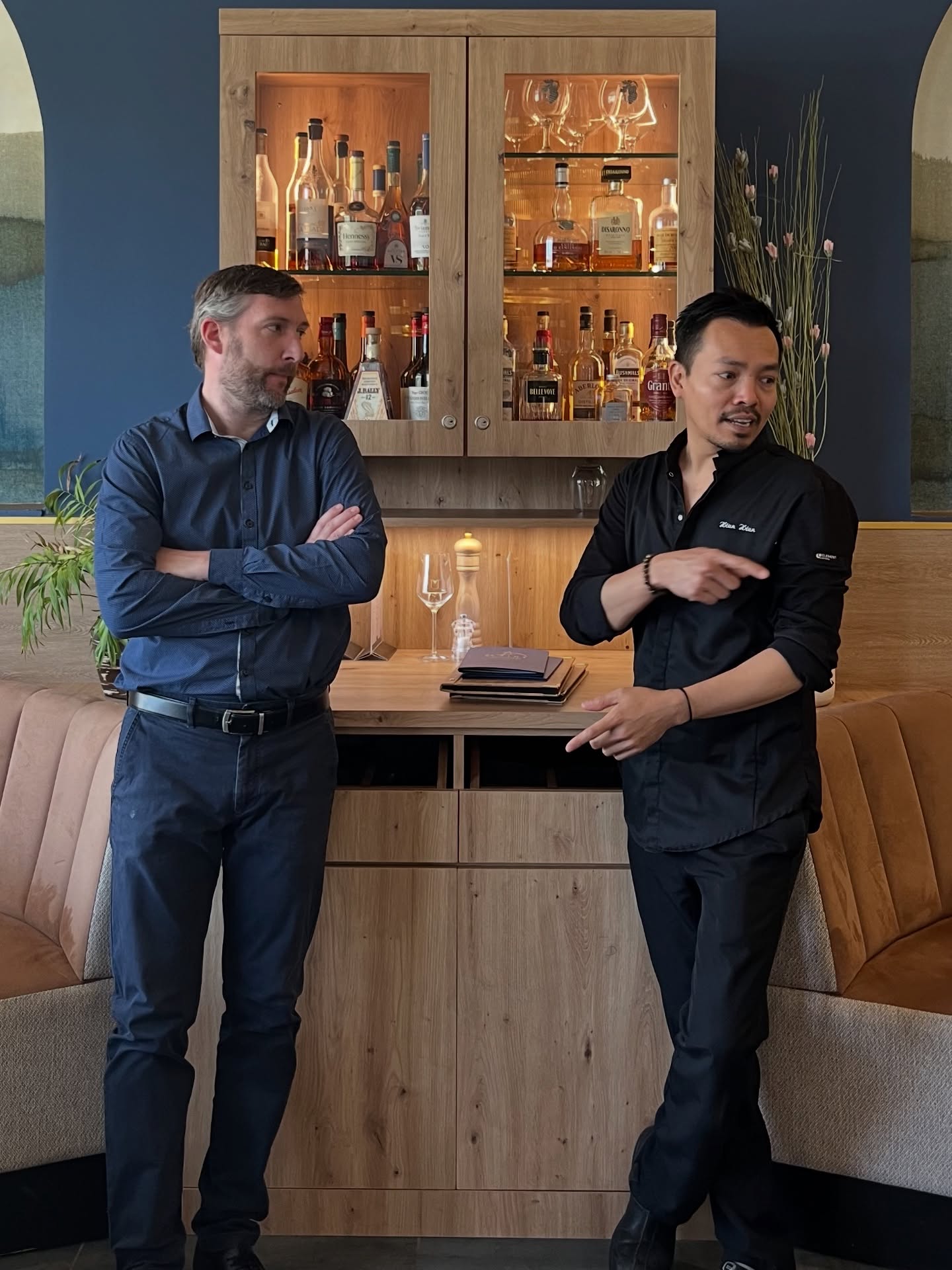 Derrière chaque grande expérience gastronomique, deux passions ne font qu’une.
Pendant la fermeture estivale du 10 Vins, la passion, elle, continue de s’exprimer.
En cuisine, le Chef Htun Htun imagine, goûte et affine de nouvelles créations inspirées des plus beaux produits de saison.
À ses côtés, Julien Terrier, fondateur et sommelier, déguste, sélectionne et recherche les vins qui révéleront toute la personnalité de chaque plat.
Chaque menu naît d’un dialogue.
Chaque accord est pensé avec précision.
Chaque détail est travaillé avec exigence.
À notre retour, nous ne rouvrirons pas simplement les portes du restaurant. Nous vous inviterons à découvrir un nouveau voyage gastronomique, où la cuisine et le vin s’unissent dans une parfaite harmonie.
Nous avons hâte de vous retrouver pour partager avec vous cette nouvelle saison.
Le 10 Vins
Là où la gastronomie rencontre l’art du vin.
.
#chanteloupenbrie #gastronomiefrancaise #gastronomy #parisrestaurant #luxurydining