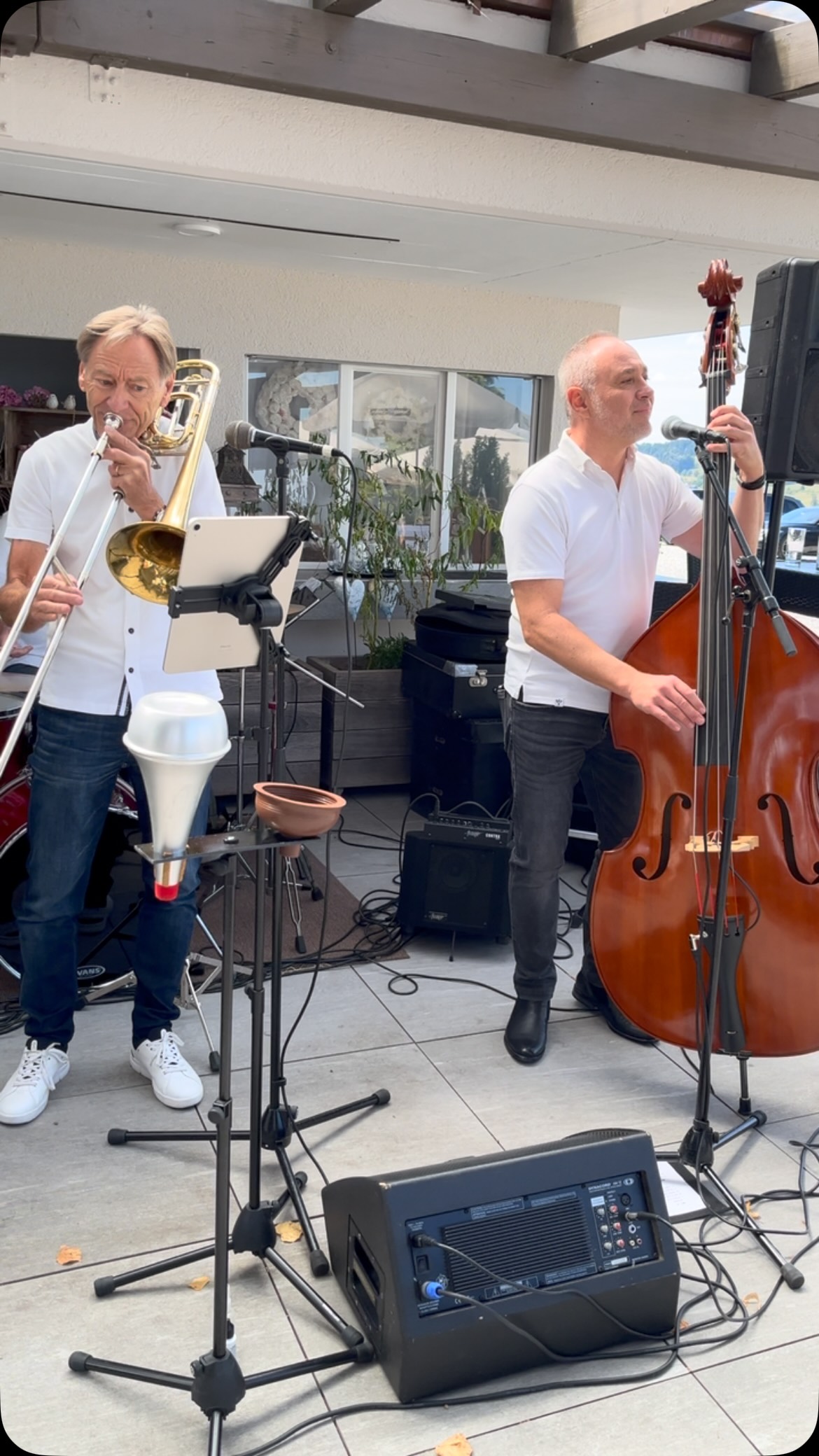 🎶 Was für ein wunderschöner Sonntagnachmittag auf dem Nollen! ☀️❤️
Ein riesiges Dankeschön an die Lazy Bones für diese tolle Show und die fantastische Stimmung auf unserer Gartenterrasse! 🙌🎷🎺
Mit Swing, Blues, Oldies & Dixieland habt ihr den Nollen heute zum Klingen gebracht – mit ganz viel Spielfreude, Herzblut und guter Laune. 🎶✨
Und natürlich auch ein herzliches Dankeschön an all unsere Gäste, die diesen Nachmittag gemeinsam mit uns genossen und zu etwas ganz Besonderem gemacht haben. 🥰
Schön wart ihr alle bei uns – solche Momente lieben wir! ❤️
#giusisnollen #lazybones #livemusik #hosenruck #thurgau