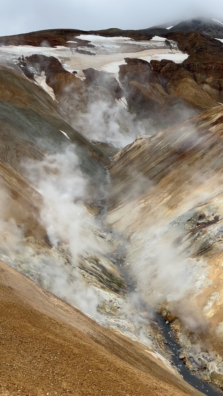 L’Islande est une terre qui ne dort jamais vraiment. Elle souffle, fume, bouillonne…, nous rappelant à chaque instant l’intense activité volcanique qui l’anime. Des fumerolles qui s’échappent du sol aux sources chaudes, jusqu’aux geysers qui jaillissent dans un spectaculaire jet d’eau, partout la chaleur venue des profondeurs se manifeste. Ici, on ne se contente pas de voir la Terre : on la sent littéralement respirer. #islande #voyage #voyagevoyage #travelblogger #travel