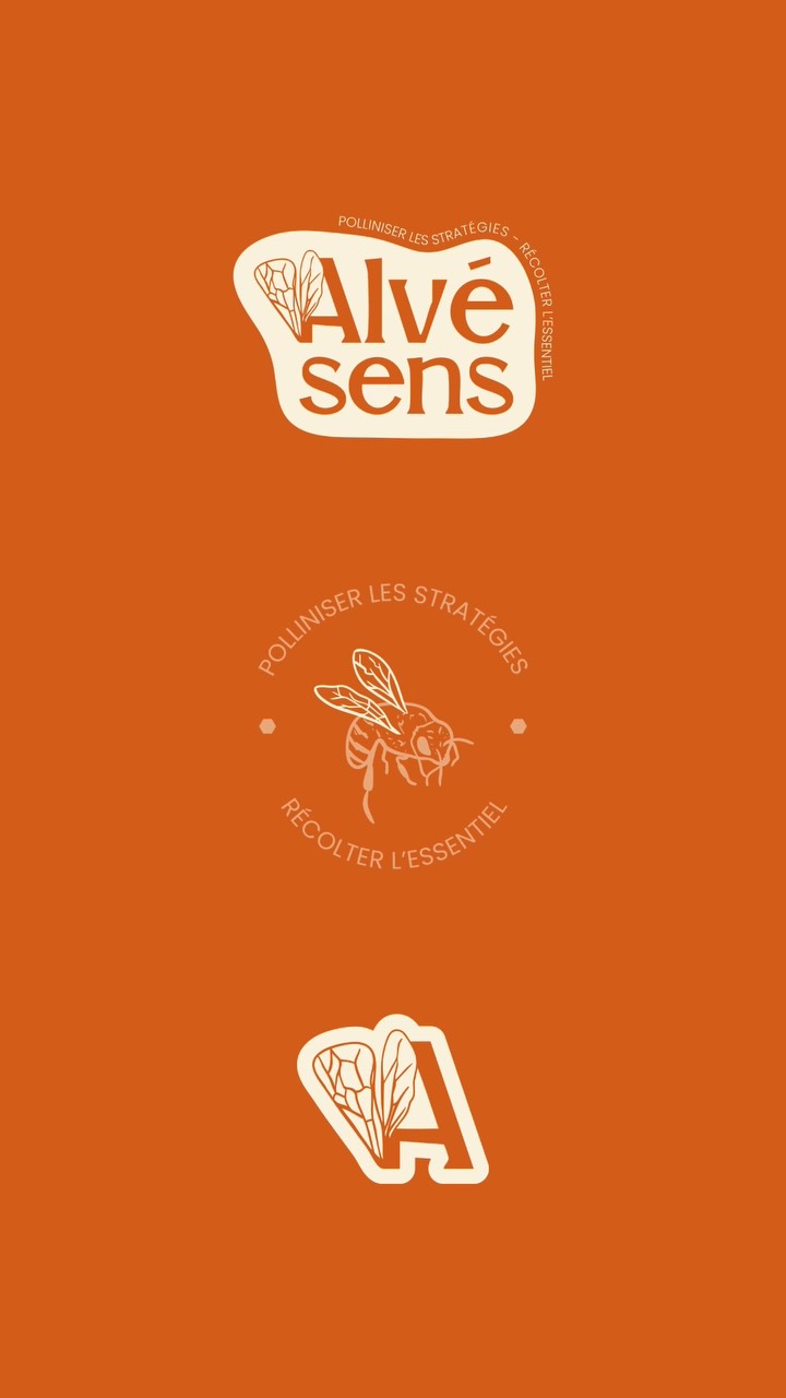 Et si ton identité visuelle racontait déjà ton métier avant même que tu prennes la parole ? 🐝
Pour Alvesens, tout partait d’une idée forte.
Anne-Sophie accompagne les entreprises en communication, marketing et RSE. Elle crée des connexions, fait circuler les idées et aide les projets à produire un impact positif.
L’univers des abeilles, de la ruche et de la pollinisation traduisait parfaitement sa manière de travailler.
Mon rôle a été de transformer ce fil conducteur en une identité visuelle claire, cohérente et mémorable. Une identité capable d’incarner ses valeurs, sa personnalité et la richesse de son accompagnement au premier regard.
C’est exactement ce que j’aime dans mon métier ! traduire une vision et construire un univers qui permet à la marque d’être comprise, reconnue et retenue.
Si tu découvres mon travail, je suis Salomé, directrice artistique et graphiste freelance à Strasbourg. J’aide les entreprises à clarifier leur image et à façonner une identité visuelle forte, fidèle à leurs valeurs.
💌 Tu veux une image qui raconte vraiment ce qui rend ton entreprise unique ? Parlons-en.
#graphistelogo #graphistealsace #graphistestrasbourg #graphistefrançaise #graphisteindépendante
branding • identité visuelle • stratégie de marque • création de marque • direction artistique • graphiste freelance Strasbourg • identité visuelle engagée