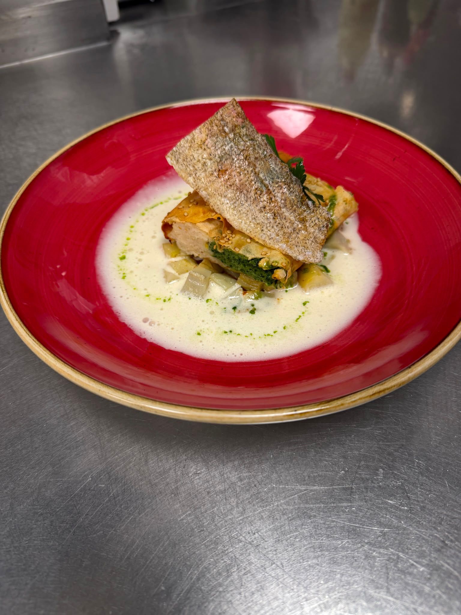✨ Drei Gerichte. Drei Geschmackswelten. Unsere Mittagskarte diese Woche. 🍽️
Frisch gekocht, kreativ angerichtet und bereit für eure Mittagspause bei Giusi’s Restaurant in Amriswil. 😍
🥥 Kartoffel-Kokos-Dal
Cremiges Kokos-Curry-Dal mit Kartoffeln und Sommertomaten auf feiner Koriander-Bohnencrème.
🍗 Pouletbrust-Geschnetzeltes
Zarte Pouletbrust an Paprikarahmsauce mit aromatischem Petersilienreis.
🐟 Zweierlei Barschfarce im knusprigen Strudel
Zitronen-Pinienkern- und Spinatfarce, dazu Weissweinschaumsauce und gebratene Artischocken.
👉 Welches Gericht wäre euer Favorit – 🥥, 🍗 oder 🐟?
Wir freuen uns auf eure Mittagspause bei uns! ❤️
#giusisrestaurant #amriswil #mittagsmenü #thurgau #ostschweiz