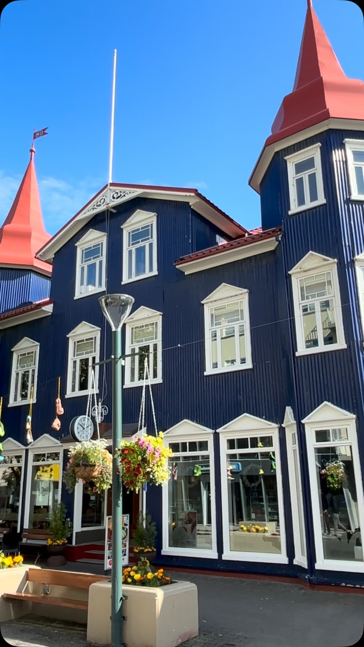 L’Islande, enfin, c’est un art de vivre. Des maisons colorées et de petites chapelles, comme posées dans des paysages immenses, des bains géothermiques, des tables conviviales où l’on savoure écrevisses et produits de la mer. Et partout, la laine, qui se décline en pulls moelleux, chaussettes épaisses, chaussons cosy, pour affronter le froid avec douceur. Une esthétique simple, chaleureuse et profondément liée à la nature. #islande #artdevivre #artisanat #voyagederêve #handcraft