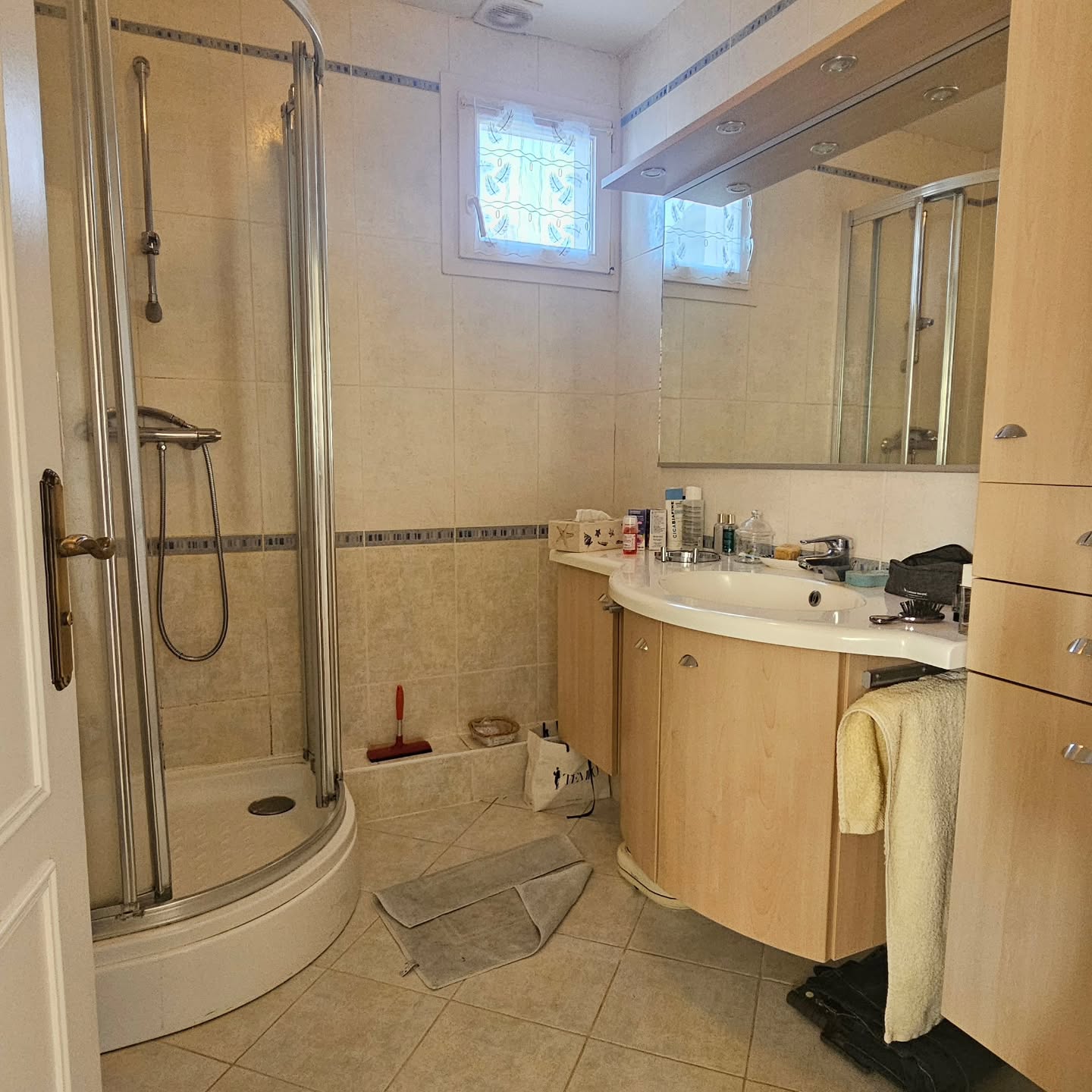 ✨ AVANT / APRÈS | Une salle de bain métamorphosée !
Une transformation où chaque détail a été pensé pour créer un espace à la fois moderne, élégant et intemporel.
💎 Un carrelage émeraude posé en chevrons, véritable pièce maîtresse de cette salle de bain.
🤎 Un mobilier effet bois foncé qui apporte chaleur et contraste.
🤍 Des teintes minérales et des lignes épurées pour une ambiance douce et raffinée.
Un équilibre subtil entre caractère, élégance et fonctionnalité.
Et vous, que pensez-vous de cette transformation ? ✨
LBR Architecture
Architecture d'intérieur & aménagement extérieur
📍 Oise | Projets partout en France
🌐 www.lbrarchitecture.fr
@marazziceramiche
@kerabenceramics
#decoration #salledebain #architecteinterieur #architectedinterieur #avantapres