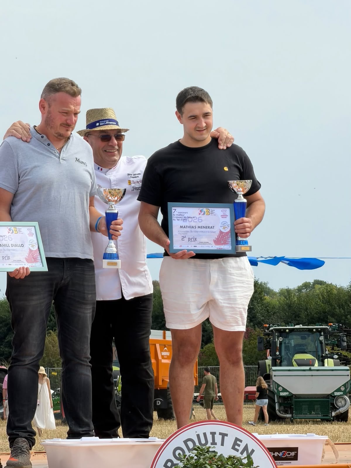 🥐 De beaux résultats pour nos artisans et leurs équipes !
Le 6 septembre dernier se tenait le concours du Meilleur Croissant au Beurre du Val-d’Oise 2026. Nous sommes heureux de mettre à l’honneur les professionnels que nous accompagnons, distingués dans les trois catégories 👏
🏅 Catégorie employeurs
• 2e — Anthony Ragaine, La Pelle et la Toque, Sannois
• 5e — Oussama Saidi, La Maison du Pâtissier, Deuil-la-Barre
• 6e — Mathieu Tesor, Maison Trésor Gourmands, Beauchamp
• 9e — Cyrille Robert, Boulangerie Mum’s, Taverny
🏅 Catégorie employés
• 1er — Christopher Merise, La Maison du Pâtissier, Deuil-la-Barre
• 3e — Mikenson Tervilus, La Pelle et la Toque, Saint-Gratien
• 4e — Mohamed Savane, La Pelle et la Toque, L’Isle-Adam
• 6e — Franck Delahay, Boulangerie Mum’s, Auvers-sur-Oise
• 7e — Charly Brassier, La Pelle et la Toque, L’Isle-Adam
• 8e — Thibault Enjalbert, Maison Trésor Gourmands, Beauchamp
🏅 Catégorie apprentis
• 1er — Ismahill Diallo, Boulangerie Mum’s, Auvers-sur-Oise
• 2e — Mathias Menerat, La Pelle et la Toque, L’Isle-Adam
• 3e — Matteo Robert, Boulangerie Mum’s, Herblay-sur-Seine
• 5e — Manson Kaneth, La Pelle et la Toque, Sannois
• 9e — Edwin Deshayes, La Pelle et la Toque, Saint-Gratien
• 10e — Bamba Moussa, La Pelle et la Toque, Saint-Gratien
Derrière ces places, il y a du travail, de la précision et des équipes qui transmettent chaque jour leur savoir-faire. Une pensée particulière pour les apprentis récompensés : bravo à eux et à celles et ceux qui les accompagnent !
Toutes nos félicitations à vous, et merci pour votre confiance 🤎
#lesmoulinsfamiliaux #artisanboulanger #croissantaubeurre #valdoise #savoirfaire