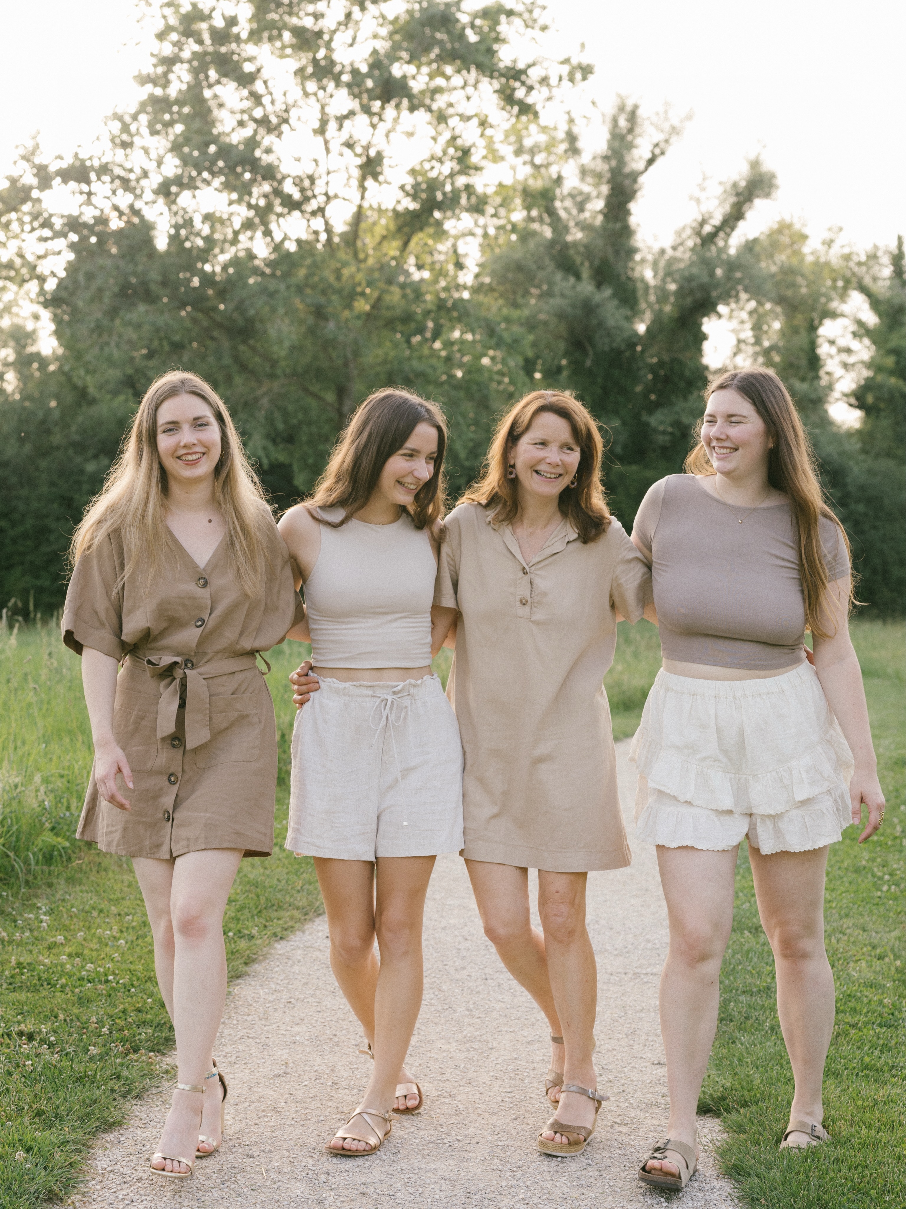 Douce séance mère / filles d’un soir d’été ☀️
.
.
.
#photographelifestylelille #seancephotomerefille #seancephotofamille