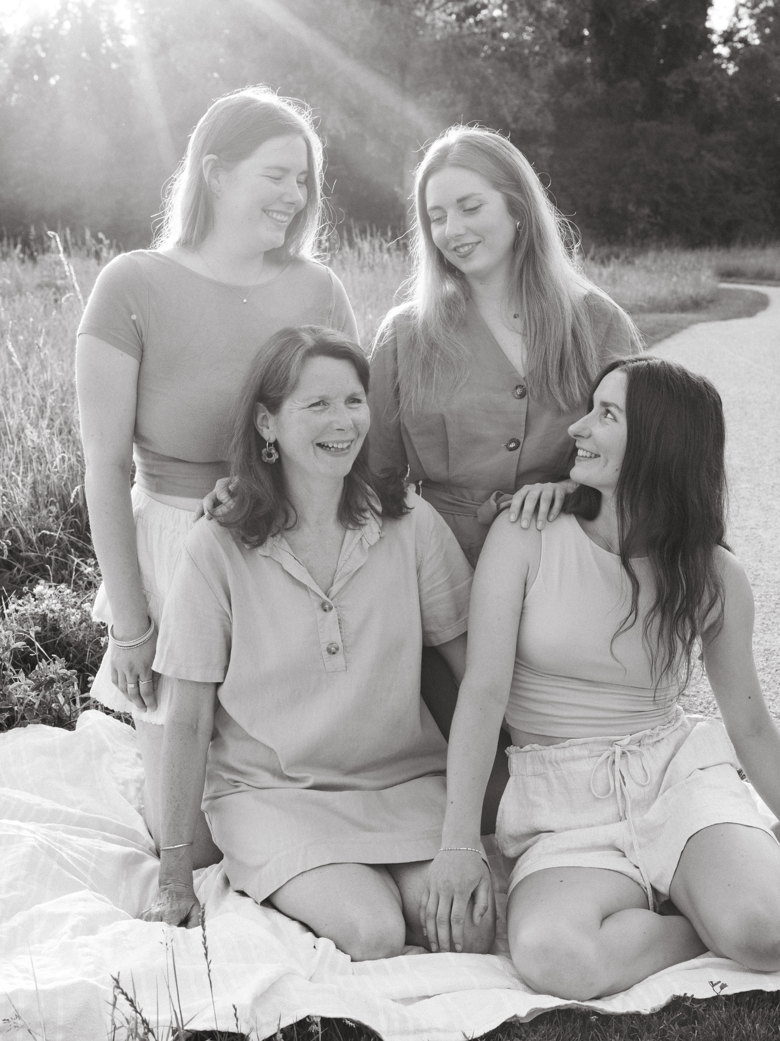 Douce séance mère / filles d’un soir d’été ☀️
.
.
.
#photographelifestylelille #seancephotomerefille #seancephotofamille