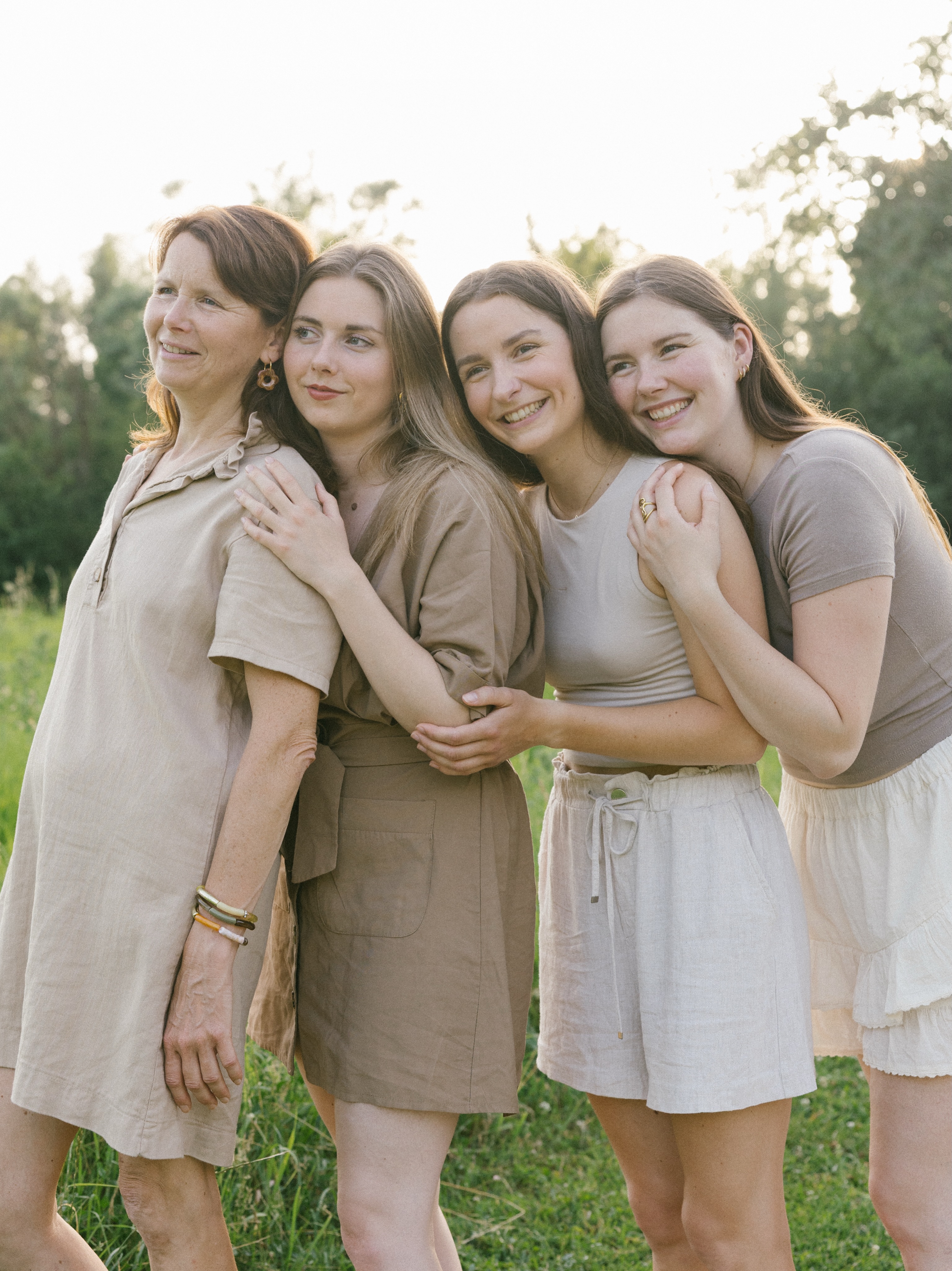Douce séance mère / filles d’un soir d’été ☀️
.
.
.
#photographelifestylelille #seancephotomerefille #seancephotofamille