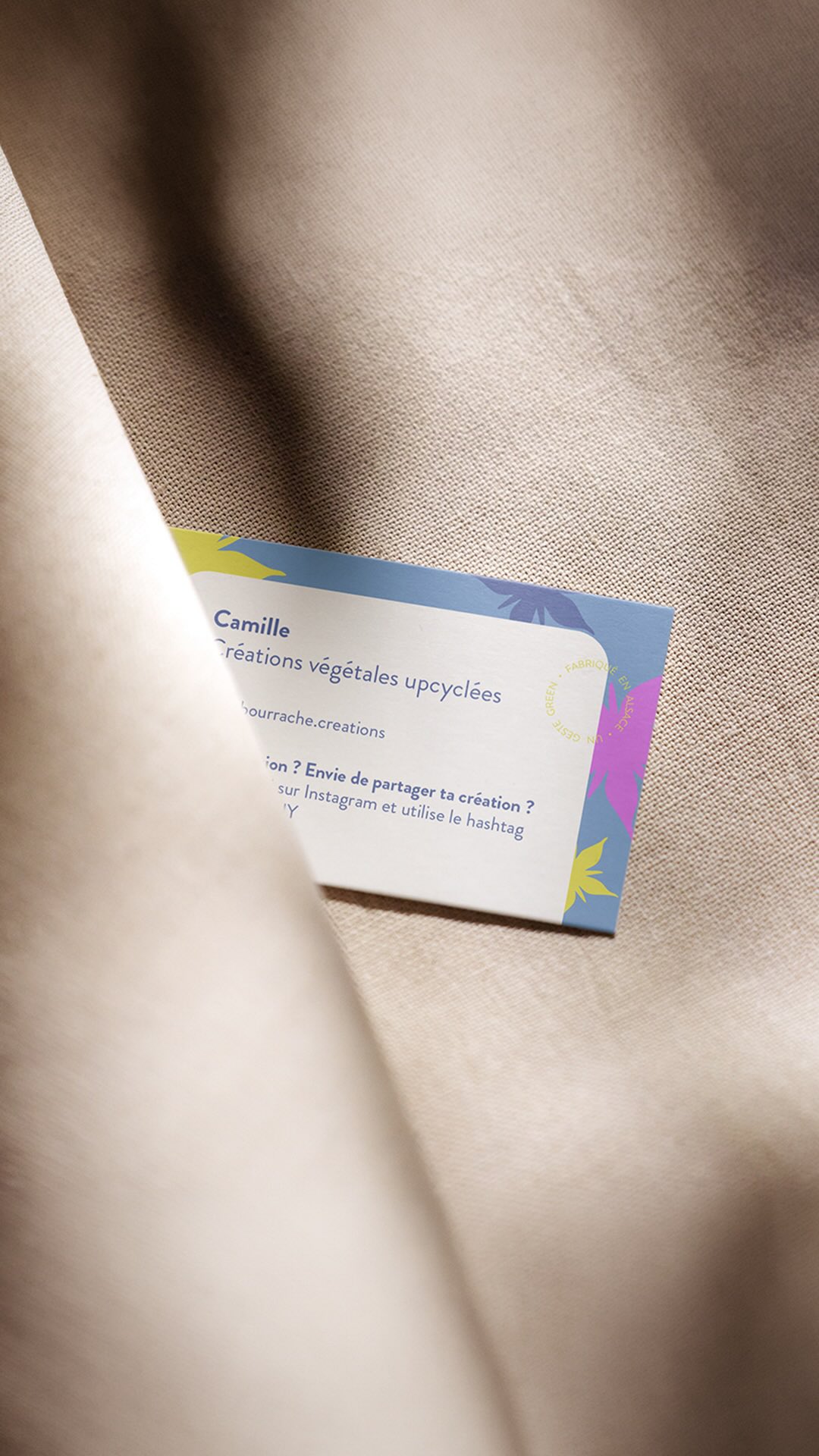 Une identité mémorable commence par la personne derrière la marque ✨
L’image de Bourrache devait traduire la personnalité de Camille, douce, créative et pétillante.
J’ai construit sa direction artistique autour de trois repères.
• Une palette colorée et rayonnante
• Une présence forte et facilement identifiable
• Une cohérence entre ses créations, son packaging et sa communication
Une identité visuelle devient utile lorsqu’elle reflète l’évolution de ton activité et rend ta marque reconnaissable sur chaque support, notamment sur Instagram.
Mon accompagnement Signature réunit ton identité de marque et ton Kit Instagram au sein d’un système visuel cohérent.
Si ton activité a grandi mais que ton image ne suit plus son évolution, c’est sûrement le bon moment pour envisager de la faire évoluer elle aussi.
Réserve ton appel découverte gratuit et sans engagement. Nous verrons ensemble comment aligner ton image avec l’activité que tu as construite 💌
_
Salomé, graphiste freelance à Strasbourg depuis 2016.
Je pimente ta marque pour la rendre inoubliable ! 🌶️
identité visuelle • artisane • branding • logo • graphiste freelance Strasbourg #identitevisuelle #artisanefrancaise #brandingartisanal #communicationcreative #graphistefreelance