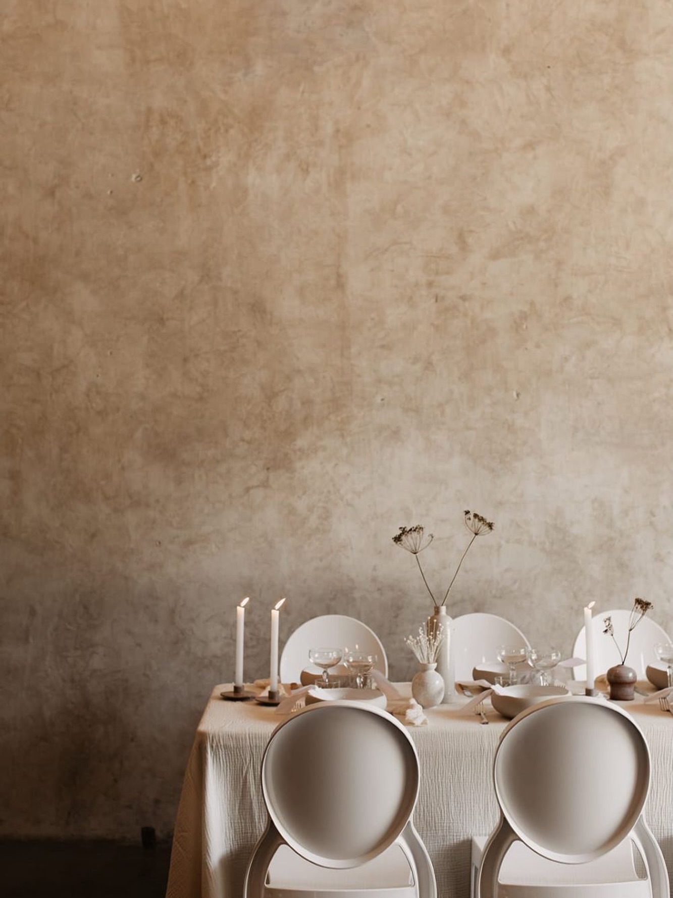 M A T I È R E •
Pas besoin de multiplier les couleurs pour donner du relief à une table.
Un mur brut, un textile texturé, de la céramique, quelques fleurs séchées et une lumière chaude : ici, ce sont les matières et les volumes qui construisent le décor.
Une inspiration à retenir pour un mariage minimaliste : travailler les textures plutôt que d’accumuler.
Photo : @alchemia.photoandfilm
#inspirationmariage #decorationmariage #mariagemoderne #futuremariee #grejmodernbride
