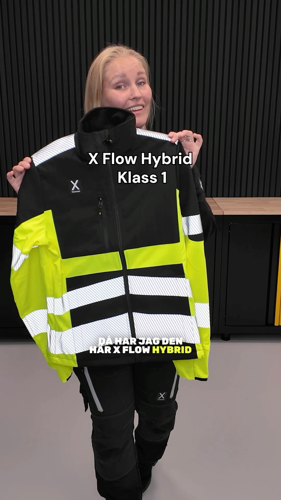 När morgonen är kylig men temperaturen stiger så fort jobbet drar igång gäller det att ha ett lager som hänger med. X Flow Hybrid Jacket Klass 1 kombinerar slitstarkt material på fram och baksida med mjuk, borstad fleece närmast kroppen, så att du får värme där den behövs utan att jackan känns tung eller osmidig. Membranet hjälper till att stå emot lättare väta, samtidigt som insidan transporterar bort fukt när tempot går upp 🌦️ Varselpartierna gör dig mer synlig under arbetsdagen, och tumgreppen i ärmsluten ger lite extra skydd när kylan biter. Handfickor och bröstficka med dragkedja håller dessutom det viktigaste på plats. En smidig hybridjacka för de där dagarna när vädret inte riktigt kan bestämma sig 👷♂️👌