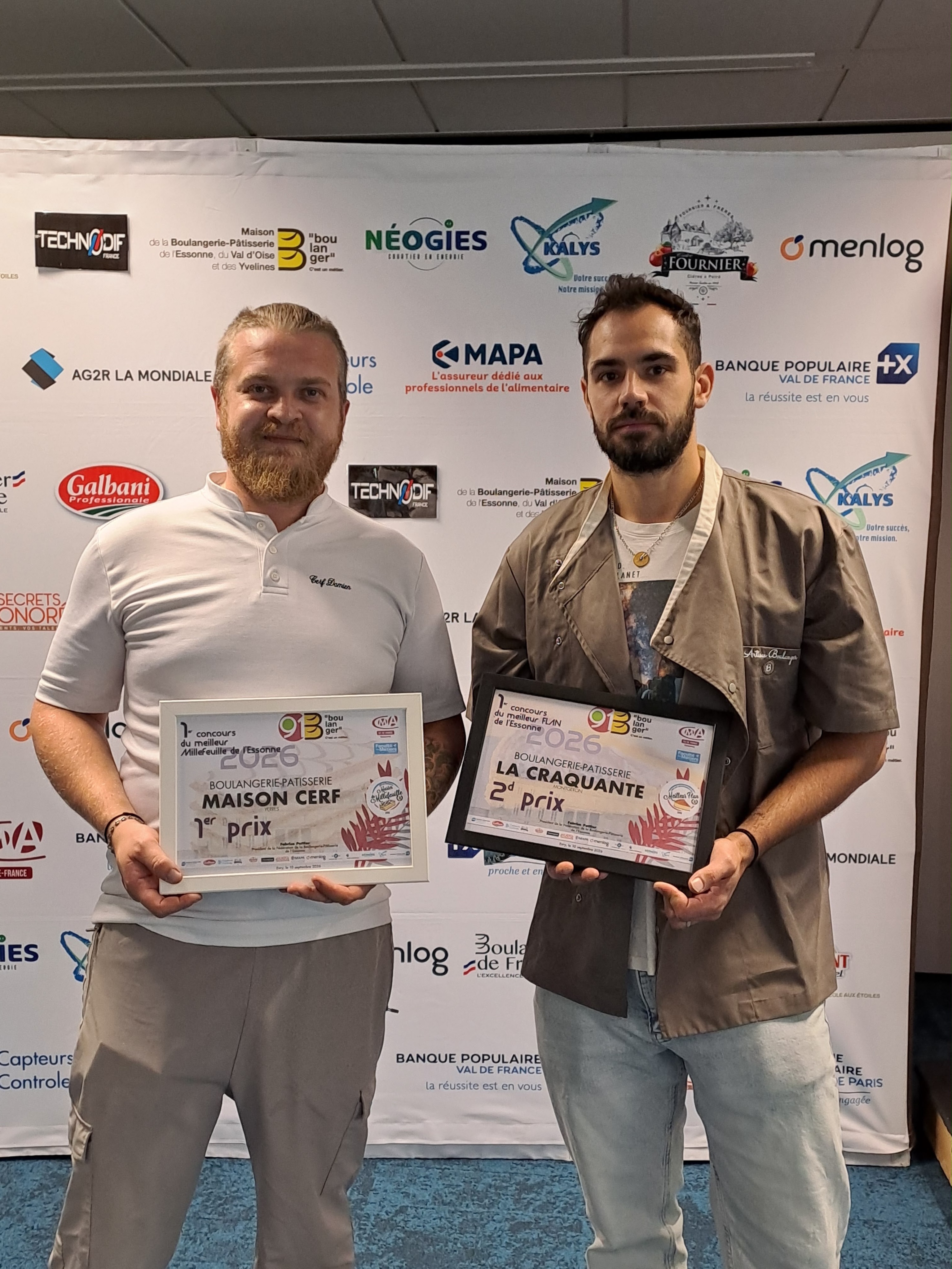 🏆 De belles places au concours du Flan et du Millefeuille 91 !
Félicitations à nos clients pour leurs très beaux résultats 👏
🥧 Concours du Flan 91
🥈 2e place — Boulangerie La Craquante — Bryan Alidina
🏅 6e place — Boulangerie L’Artisan — Marwane Ben Thayer
🍰 Concours du Millefeuille 91
🥇 1re place — Maison Cerf — Damien Cerf
Un grand bravo à tous les trois pour leur savoir-faire, leur travail et ces belles performances ! 👏✨
Nous sommes fiers de voir nos clients se distinguer à travers de si beaux concours. 💙
#lesmoulinsfamiliaux #boulangerie #concours #flan #millefeuille