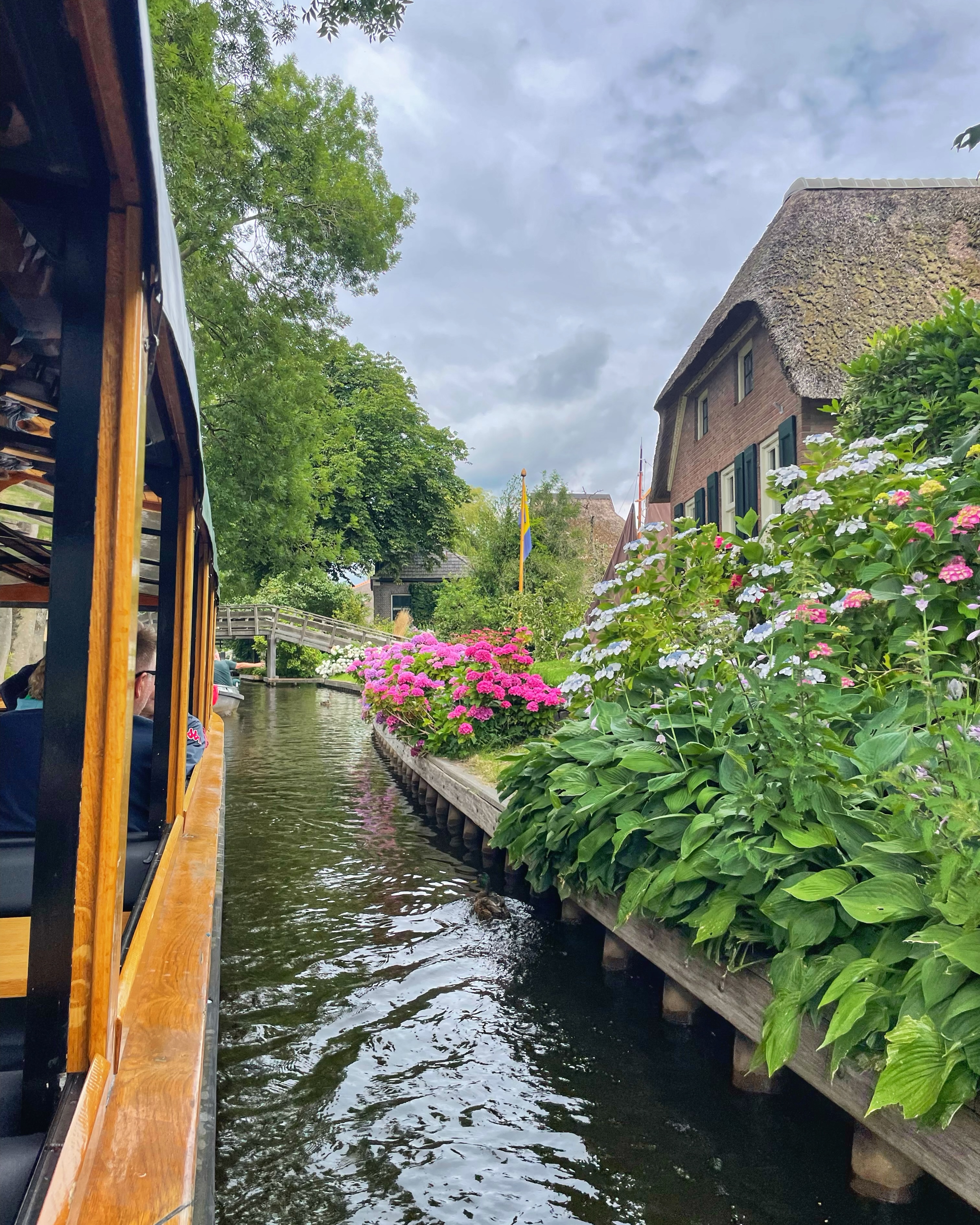 Dit is Nederland! 🤩
Amsterdam c’est joli, mais le reste du pays l’est aussi. Et si vous êtes curieux, Paulette pourrait bien vous emmener vers des destinations que vous ne connaissez pas encore ou que vous ne soupçonnez pas.
Les autres provinces, en dehors des 2 Hollande, offrent de jolis joyaux :
🌈 Groningen (Groningen)
🖼️ Nuenen (Noord-Brabant)
🚤 Giethoorn (Overijssel)
🇪🇺 Maastricht (Limburg)
🏰 Amersfoort (Utrecht)
Eh oui, c’est ça aussi les Pays-Bas !
#paysbas #hollande #tourisme #voyagesurmesure #travelplanner