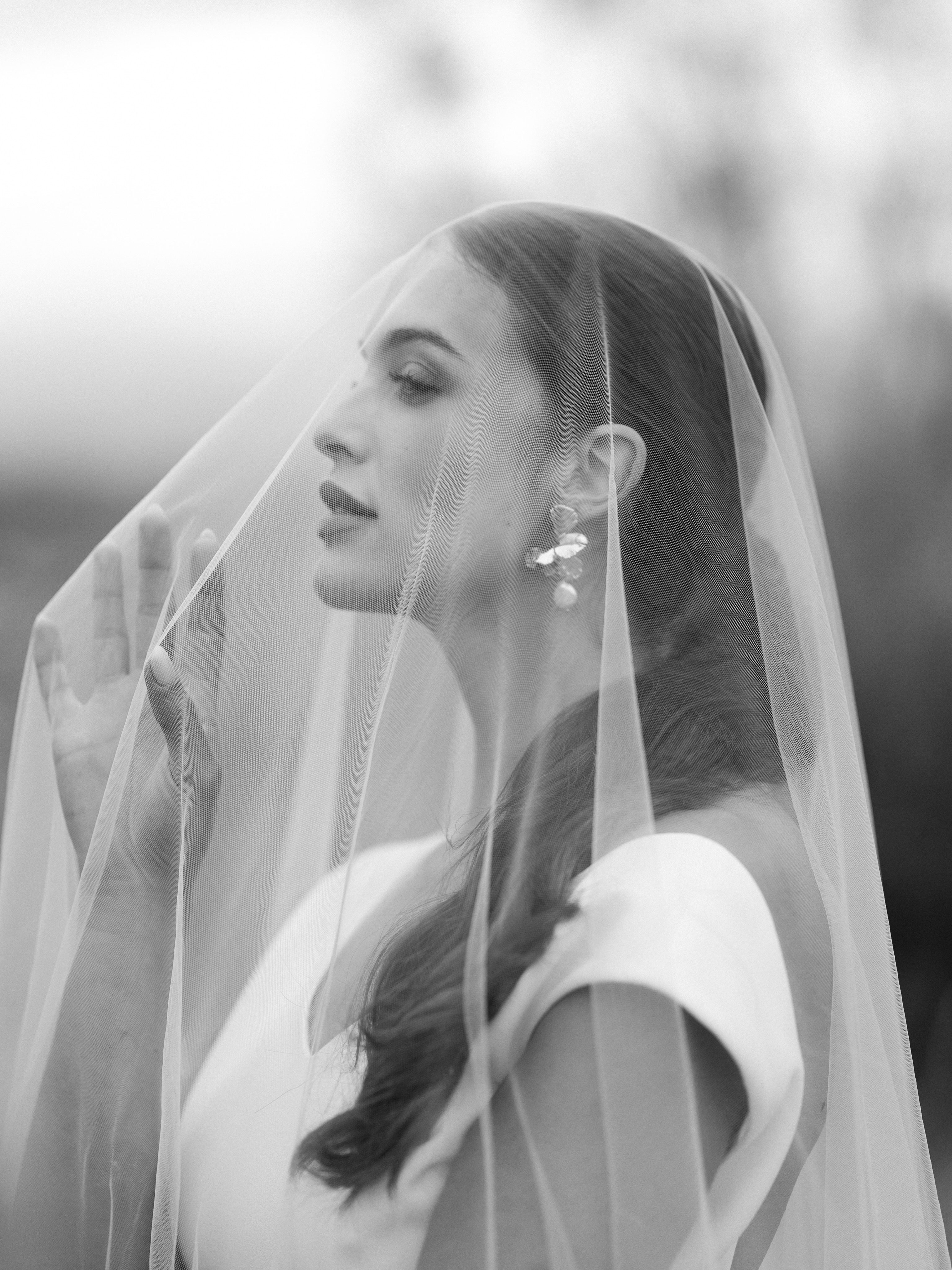 A L L U R E •
Un voile. Une silhouette.
Et cette façon de ne jamais en faire trop.
La mariée GREJ ne suit pas les codes.
Elle les porte à sa manière.
GREJ Modern Bride
#grejmodernbride #robedemariée #futuremariee #mariagebordeaux #frenchbridal