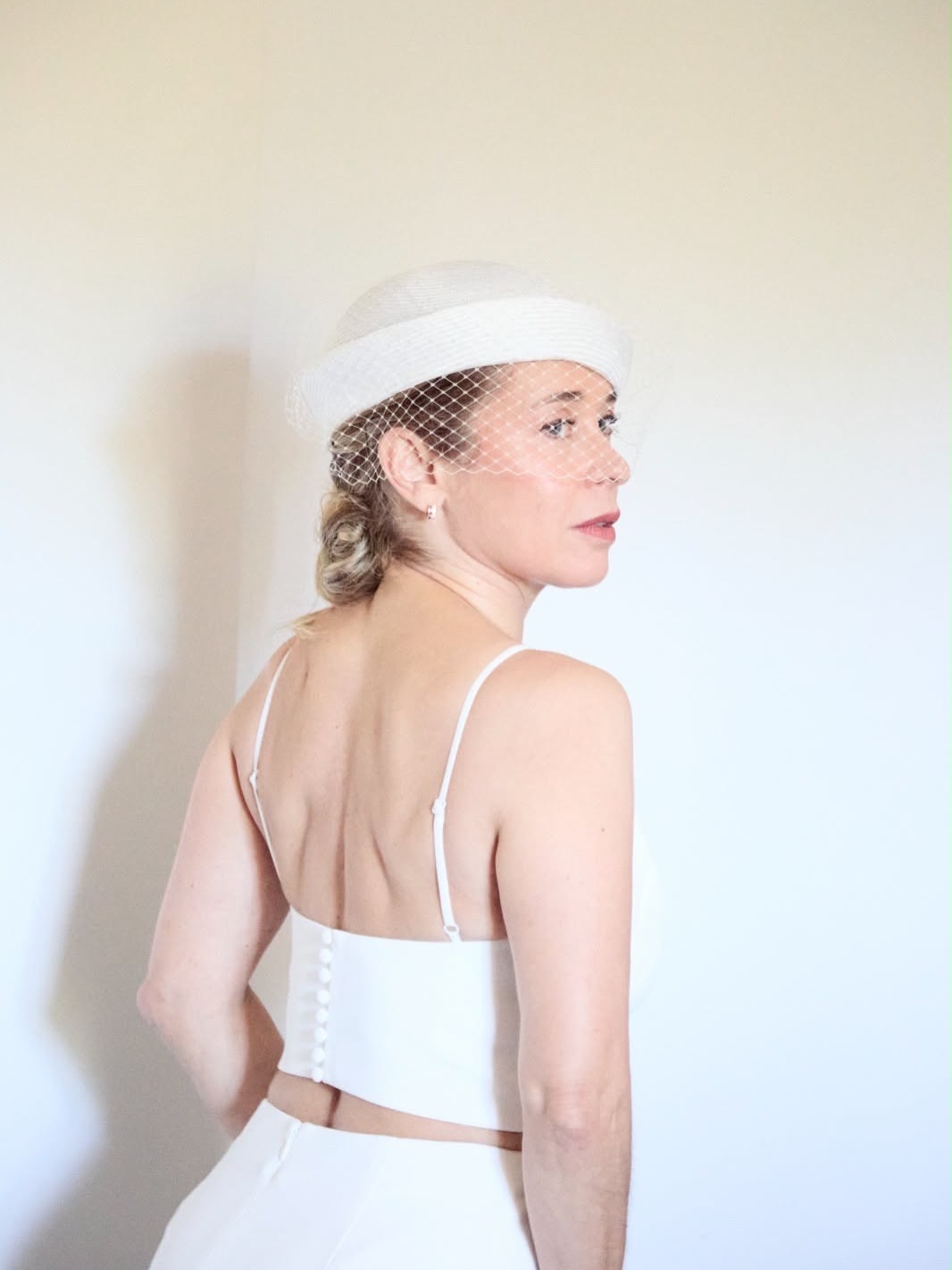S O P H I E •
Il y a nos créations.
Et puis il y a Sophie, et la façon dont elle a décidé de les faire siennes.
Pour son mariage, elle a choisi le top LILI-ROSE et la jupe MONICA, découverts chez notre revendeur @ma_robe_toulouse .
Une silhouette GREJ qu’elle s’est totalement appropriée avec un bibi à voilette réalisé par une chapelière toulousaine @mantille_atelier et des gants courts blancs délicatement boutonnés @balenciaga . Des détails très couture, choisis par elle, qui donnent à la silhouette toute sa personnalité.
Et puis ces photos sont arrivées jusqu’à nous.
Découvrir Sophie dans nos créations, entourée des siens, souriante, émue, et voir la tenue vivre bien au-delà de nos essayages, c’est certainement l’une des plus belles parties de notre métier.
Merci Sophie de nous avoir confié ces souvenirs et d’avoir fait de GREJ un petit morceau de cette journée.
GREJ, portée par vous.
#grejmodernbride #marieegrej #mariagetoulouse #modernbride #marobetoulouse
