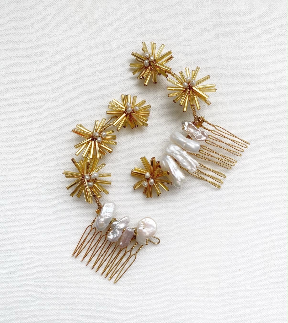 M A R Í A •
Du Mexique au Portugal, María Sariñana imagine des bijoux et accessoires comme des objets précieux.
Des pièces façonnées à la main, en éditions limitées, où se rencontrent savoir-faire artisanal, art et lignes contemporaines.
Une créatrice que nous sommes heureuses de faire entrer dans l’univers GREJ.
Bientôt disponible en exclusivité au showroom GREJ Modern Bride à Bordeaux.
#grejmodernbride #mariasarinana #accessoiresmariée #futuremariee #bordeaux