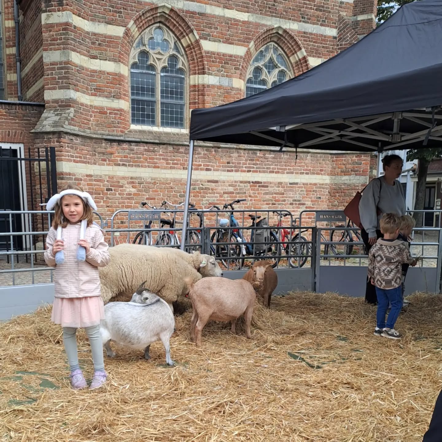 Streekmarkt | Week Van Ons Eten
Vandaag in ons Stadshart kun je Fien en Teun ontmoeten. Kom je ook dieren aaien van Keets Boerderij?
#streekmarkt #Stadshartleerdam #fienenteun
#keetsboerderij #dierenaaien