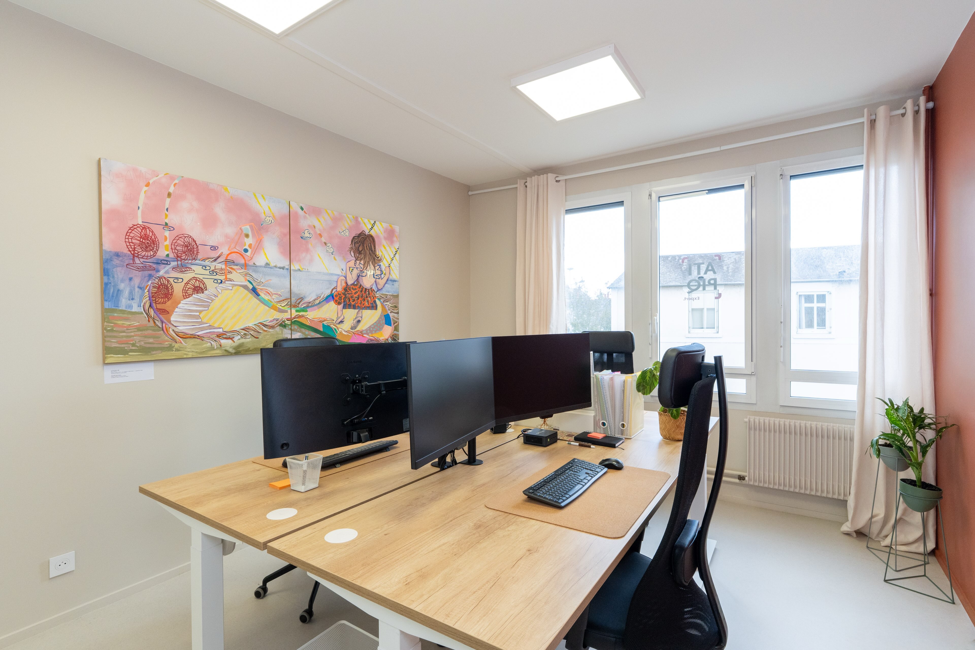 Et si l’art nous offrait quelques minutes d’évasion, même au bureau ?
La Fille de l’air vient de poser ses valises dans les bureaux d’ @aurelie_fischer_archi, architecte d’intérieur et partenaire du studio de création @MaisonTokoto.
Un grand diptyque de 2 × 1 m, où se rencontrent peinture, collage et broderie à la main. Jusqu’aux sandales et à la robe de la jeune fille, entièrement brodées au fil.
Une œuvre installée comme une invitation à s’évader. Dans nos journées souvent rythmées par les écrans, notamment au bureau, l’art peut aussi nous offrir de précieuses micro-récréations visuelles. Quelques secondes pour lever les yeux, laisser le regard se perdre dans une œuvre, les pensées s’échapper ailleurs. De petites parenthèses qui invitent à adoucir l’attention portée, ralentir quelques secondes la concentration pour mieux reprendre le fil de sa journée.
J’aime cette idée que l’art puisse s’inviter dans nos lieux de vie, jusque dans nos espaces de travail. Qu’il vienne en bousculer doucement les habitudes, ouvrir des horizons, créer des échappées inattendues.
Merci Aurélie pour ce nouvel espace de vie offert à La Fille de l’air !
Et si vos bureaux devenaient, eux aussi, des lieux d’art et d’inspiration ?
Œuvres à acquérir, installations temporaires ou créations sur mesure… autant de façons d’imaginer des espaces professionnels plus singuliers, plus sensibles, plus vivants.
Un bureau, un espace d’accueil, un lieu de passage… Et si nous imaginions ensemble ce que l’art pourrait y apporter ?
Parlons-en !
📸 Crédits photographiques : Charlotte (🙏) pour les portraits et les moments partagés, et @hos__production pour les 2 premières photographies in situ présentées.
#ArtEnEntreprise #ArtContemporain #MaisonTokoto #ArtEtInterieur #ArchitectureInterieure