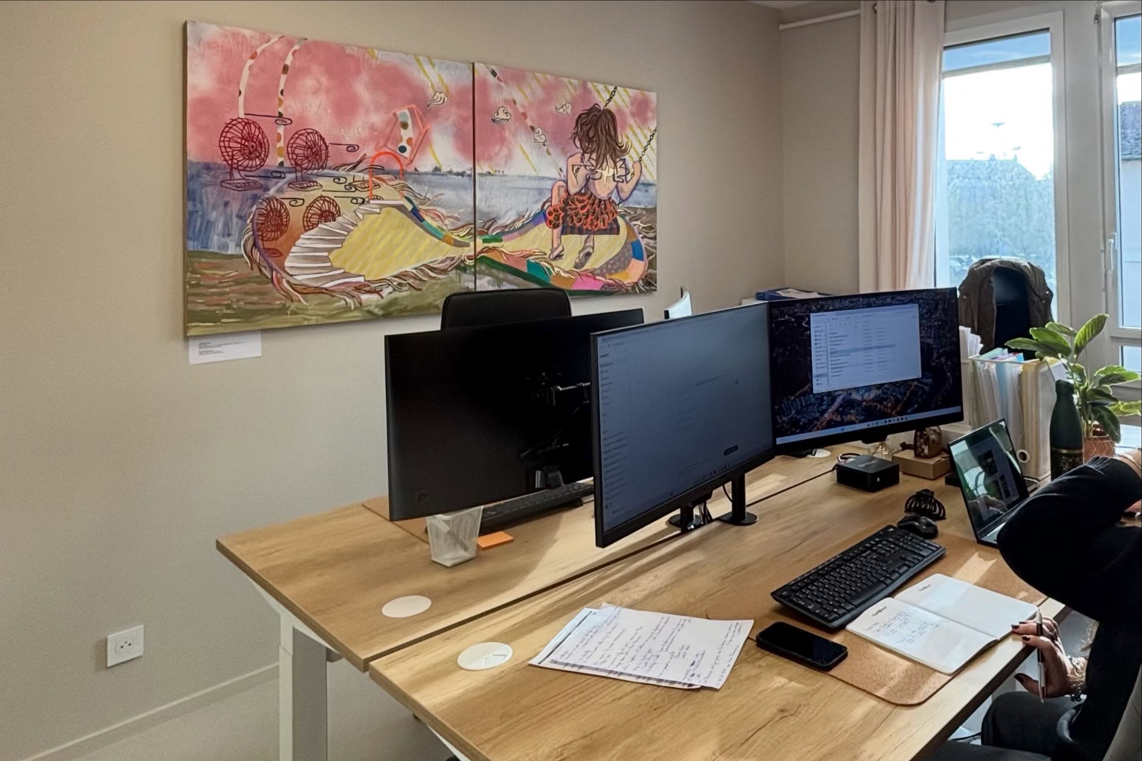 Et si l’art nous offrait quelques minutes d’évasion, même au bureau ?
La Fille de l’air vient de poser ses valises dans les bureaux d’ @aurelie_fischer_archi, architecte d’intérieur et partenaire du studio de création @MaisonTokoto.
Un grand diptyque de 2 × 1 m, où se rencontrent peinture, collage et broderie à la main. Jusqu’aux sandales et à la robe de la jeune fille, entièrement brodées au fil.
Une œuvre installée comme une invitation à s’évader. Dans nos journées souvent rythmées par les écrans, notamment au bureau, l’art peut aussi nous offrir de précieuses micro-récréations visuelles. Quelques secondes pour lever les yeux, laisser le regard se perdre dans une œuvre, les pensées s’échapper ailleurs. De petites parenthèses qui invitent à adoucir l’attention portée, ralentir quelques secondes la concentration pour mieux reprendre le fil de sa journée.
J’aime cette idée que l’art puisse s’inviter dans nos lieux de vie, jusque dans nos espaces de travail. Qu’il vienne en bousculer doucement les habitudes, ouvrir des horizons, créer des échappées inattendues.
Merci Aurélie pour ce nouvel espace de vie offert à La Fille de l’air !
Et si vos bureaux devenaient, eux aussi, des lieux d’art et d’inspiration ?
Œuvres à acquérir, installations temporaires ou créations sur mesure… autant de façons d’imaginer des espaces professionnels plus singuliers, plus sensibles, plus vivants.
Un bureau, un espace d’accueil, un lieu de passage… Et si nous imaginions ensemble ce que l’art pourrait y apporter ?
Parlons-en !
📸 Crédits photographiques : Charlotte (🙏) pour les portraits et les moments partagés, et @hos__production pour les 2 premières photographies in situ présentées.
#ArtEnEntreprise #ArtContemporain #MaisonTokoto #ArtEtInterieur #ArchitectureInterieure