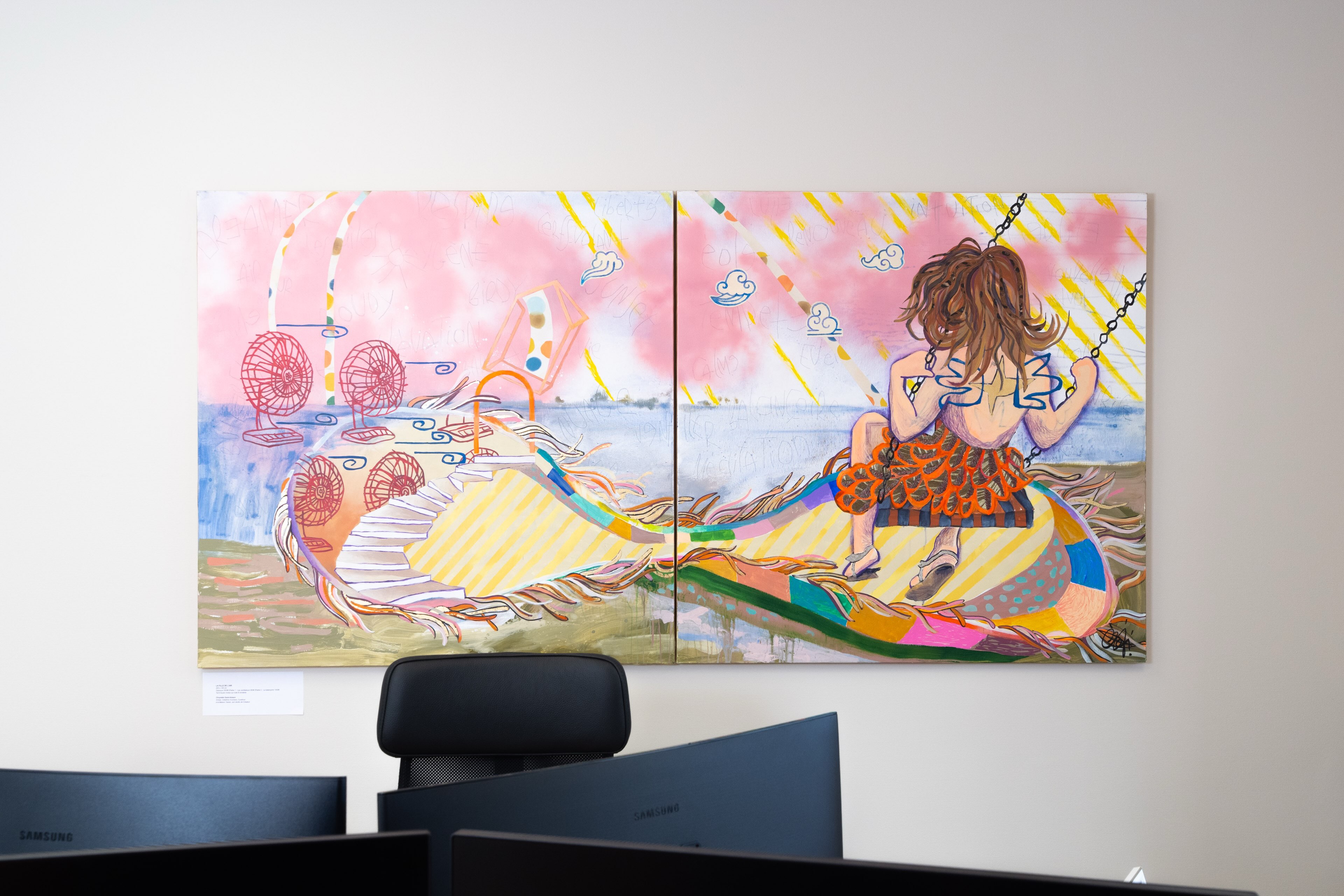 Et si l’art nous offrait quelques minutes d’évasion, même au bureau ?
La Fille de l’air vient de poser ses valises dans les bureaux d’ @aurelie_fischer_archi, architecte d’intérieur et partenaire du studio de création @MaisonTokoto.
Un grand diptyque de 2 × 1 m, où se rencontrent peinture, collage et broderie à la main. Jusqu’aux sandales et à la robe de la jeune fille, entièrement brodées au fil.
Une œuvre installée comme une invitation à s’évader. Dans nos journées souvent rythmées par les écrans, notamment au bureau, l’art peut aussi nous offrir de précieuses micro-récréations visuelles. Quelques secondes pour lever les yeux, laisser le regard se perdre dans une œuvre, les pensées s’échapper ailleurs. De petites parenthèses qui invitent à adoucir l’attention portée, ralentir quelques secondes la concentration pour mieux reprendre le fil de sa journée.
J’aime cette idée que l’art puisse s’inviter dans nos lieux de vie, jusque dans nos espaces de travail. Qu’il vienne en bousculer doucement les habitudes, ouvrir des horizons, créer des échappées inattendues.
Merci Aurélie pour ce nouvel espace de vie offert à La Fille de l’air !
Et si vos bureaux devenaient, eux aussi, des lieux d’art et d’inspiration ?
Œuvres à acquérir, installations temporaires ou créations sur mesure… autant de façons d’imaginer des espaces professionnels plus singuliers, plus sensibles, plus vivants.
Un bureau, un espace d’accueil, un lieu de passage… Et si nous imaginions ensemble ce que l’art pourrait y apporter ?
Parlons-en !
📸 Crédits photographiques : Charlotte (🙏) pour les portraits et les moments partagés, et @hos__production pour les 2 premières photographies in situ présentées.
#ArtEnEntreprise #ArtContemporain #MaisonTokoto #ArtEtInterieur #ArchitectureInterieure