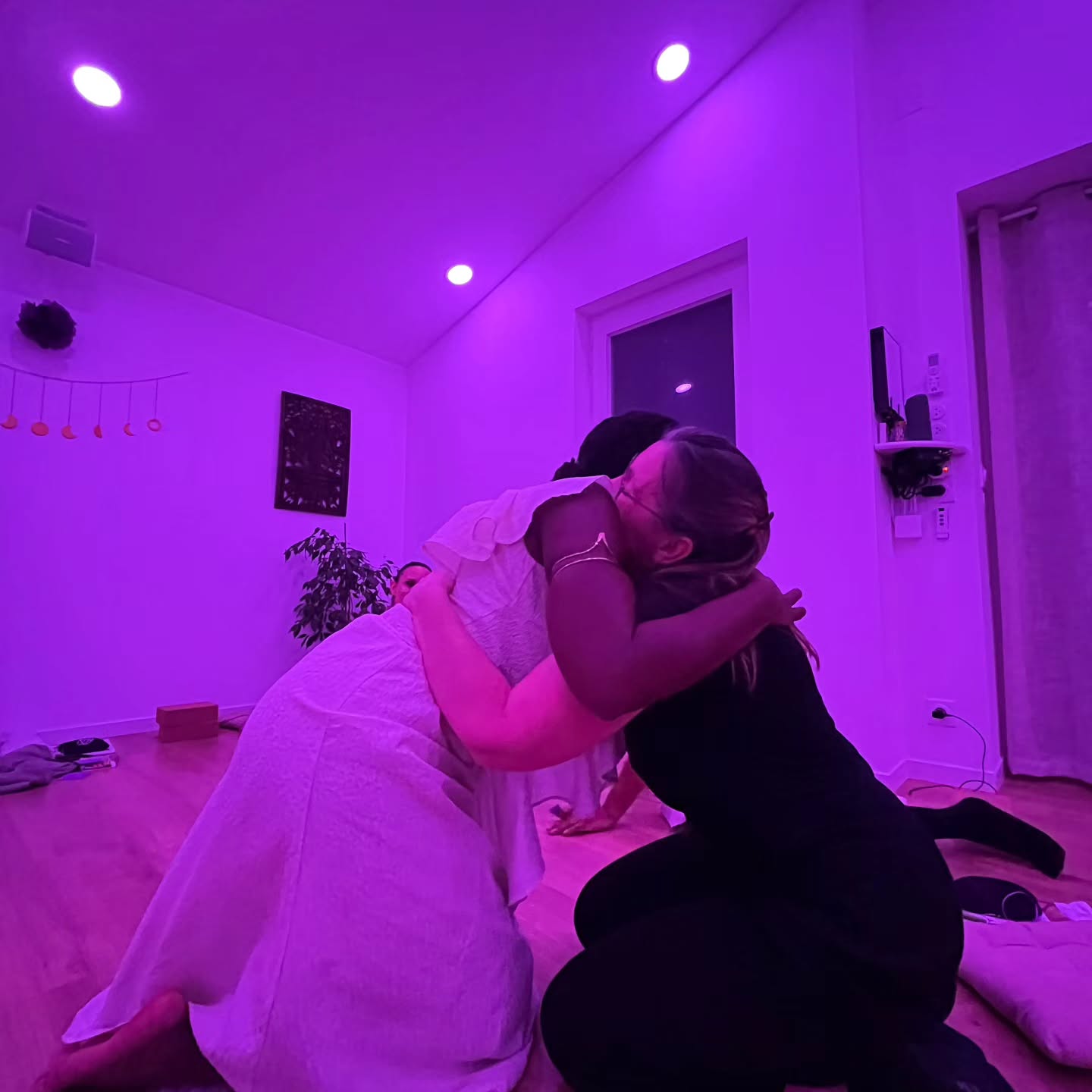 Le weekend dernier, nous avons accueilli la deuxième édition de la retraite « Divines », organisée par Karen de @lacabane.yoga.studio
Un week-end entre femmes, autour du yoga, des rituels et de l'énergie du féminin sacré.
Au fil de ces quelques jours, les pratiques de yoga ont été accompagnées de beaux moments de découverte et de partage : création de tisanes et d'élixirs floraux avec Caroline, massages, feu de camp pour célébrer la lune, moments au coin de la cheminée et une belle soirée de célébration dans la salle de pratique pour clôturer la retraite.
Cette deuxième édition a aussi été l'occasion de retrouver des visages familiers. Nous sommes toujours très touchés de voir revenir à la Villa Jema des participantes qui ont déjà vécu ici d'autres retraites. C'est un vrai plaisir de voir ces liens se prolonger au fil des séjours accompagné de celui d'accueillir de nouvelles belles âmes.
Ce week-end a également marqué l'ouverture de la saison des feux de cheminée ! Une autre façon de vivre la Villa Jema, tout aussi agréable que les longues journées d'été au bord de la piscine.
La maison vit au rythme des saisons. Chacune apporte son ambiance, ses couleurs, ses petits plaisirs, et offre un cadre différent pour accueillir les stages et les retraites. C'est aussi ce que nous aimons dans ce lieu.
Un grand merci à Karen @lacabane.yoga.studio pour sa confiance renouvelée, pour cette belle deuxième édition de Divines, et merci à toutes les participantes pour leur présence, leur bonne humeur et ces moments partagés.
Au plaisir de vous retrouver en février pour la retraite "Shadow" !
#VillaJema #LaCabaneYogaStudio #Yoga #RetraiteYoga #RetraiteEntreFemmes #FemininSacre #YogaEtBienEtre #Rituels #RetraiteBienEtre #SejourBienEtre #Saussines #Herault #Occitanie